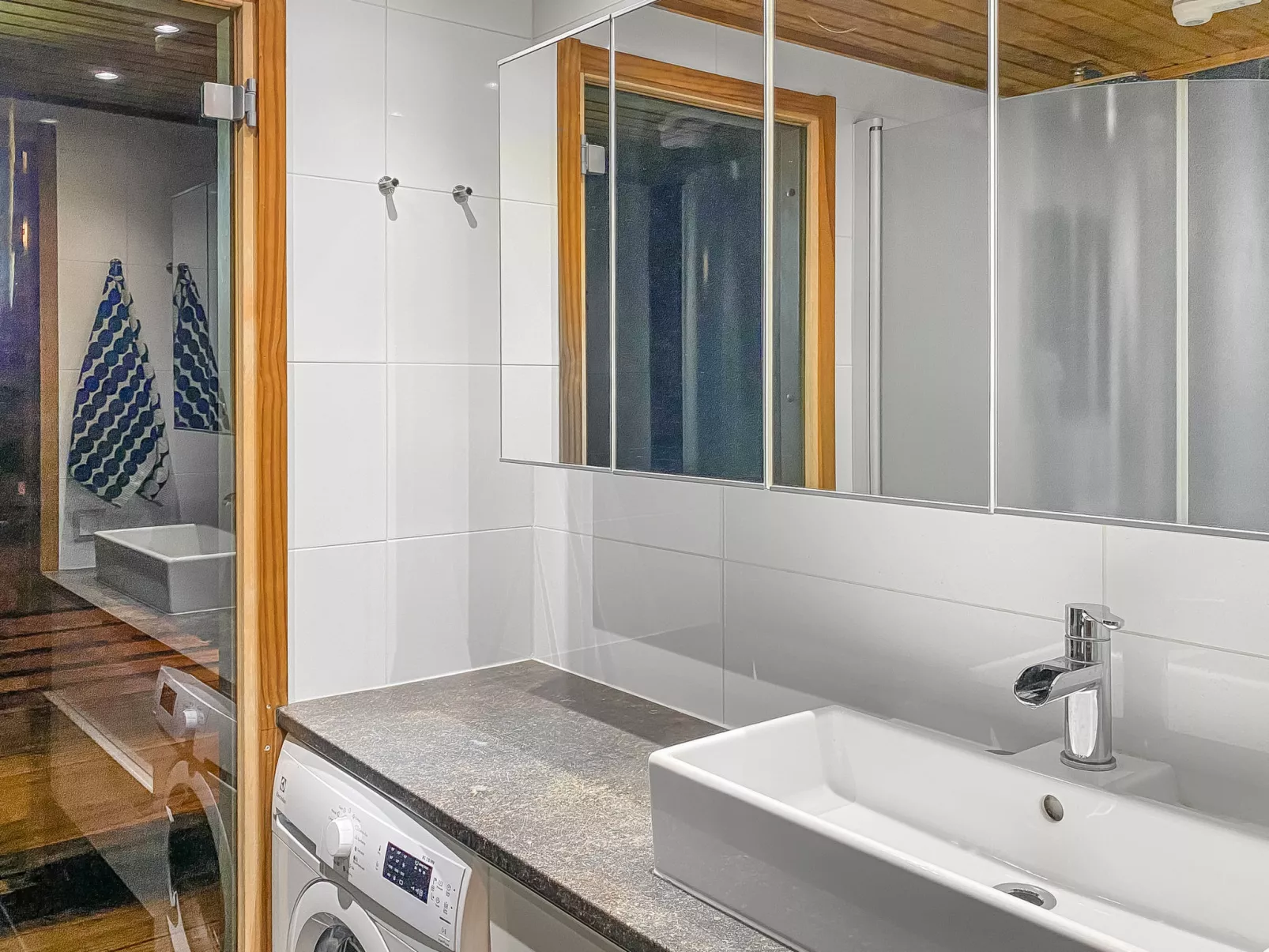 Kuusi-ruka 6 - Inside