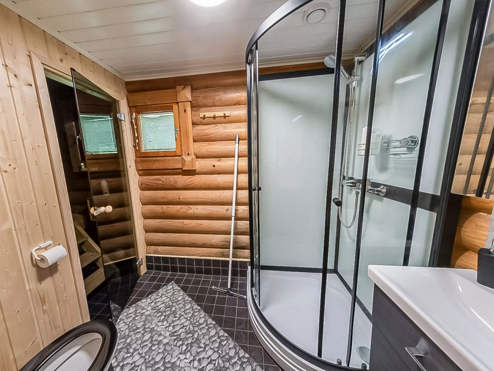 Rustholli 1 - Inside