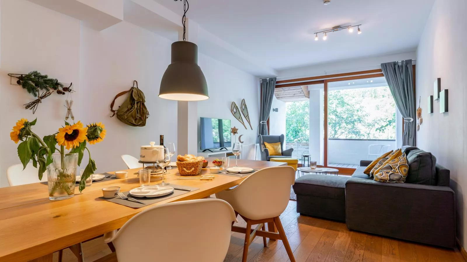 Wander lust-Dining room