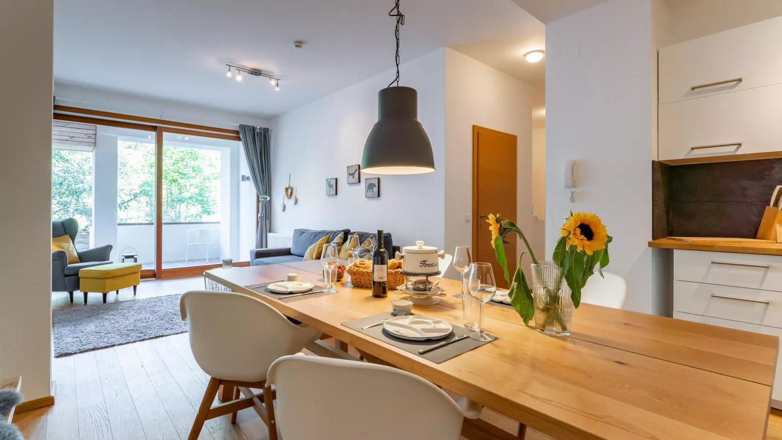 Wander lust-Dining room