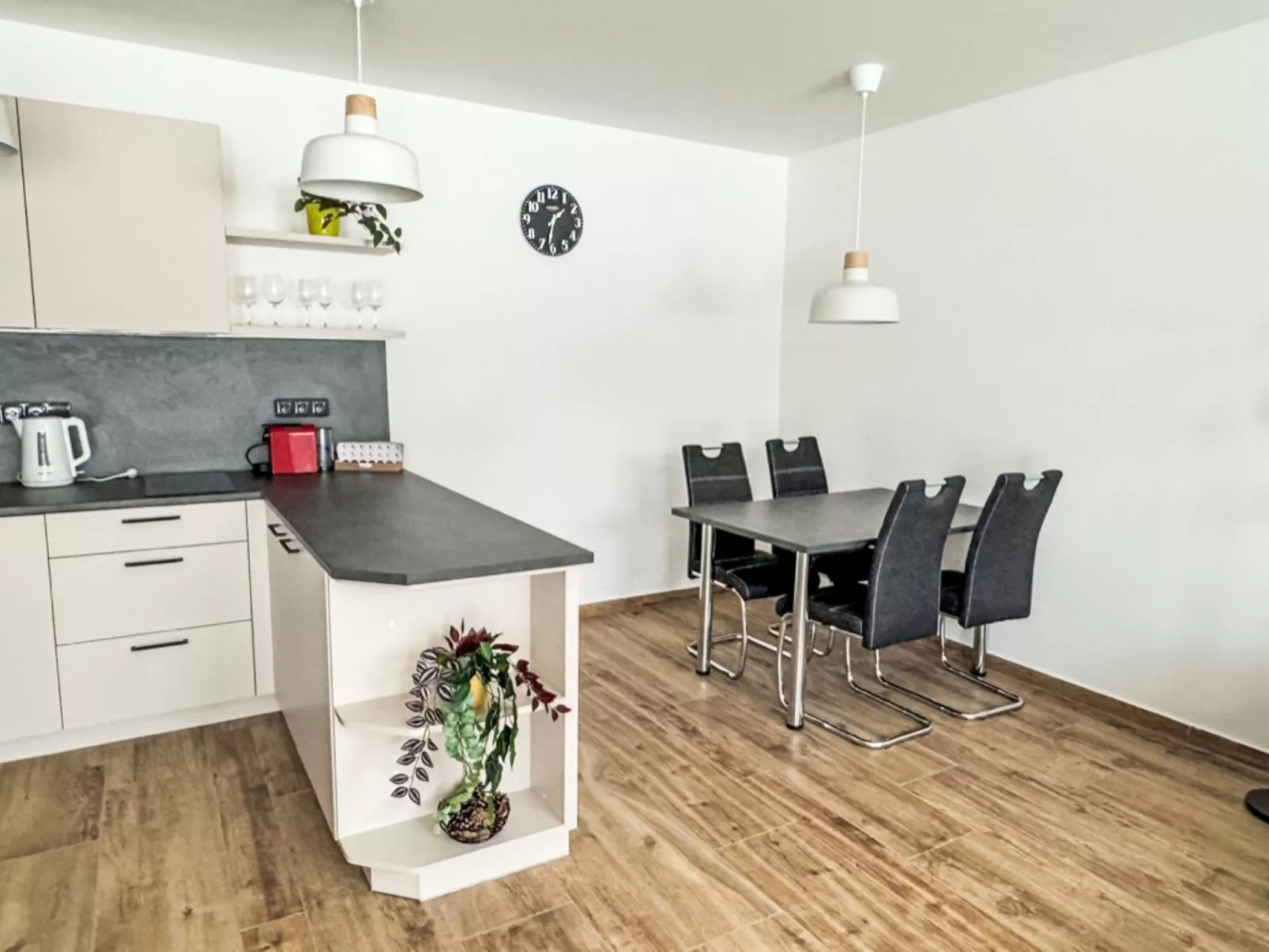 Ground Oasis with Terrace - Inside