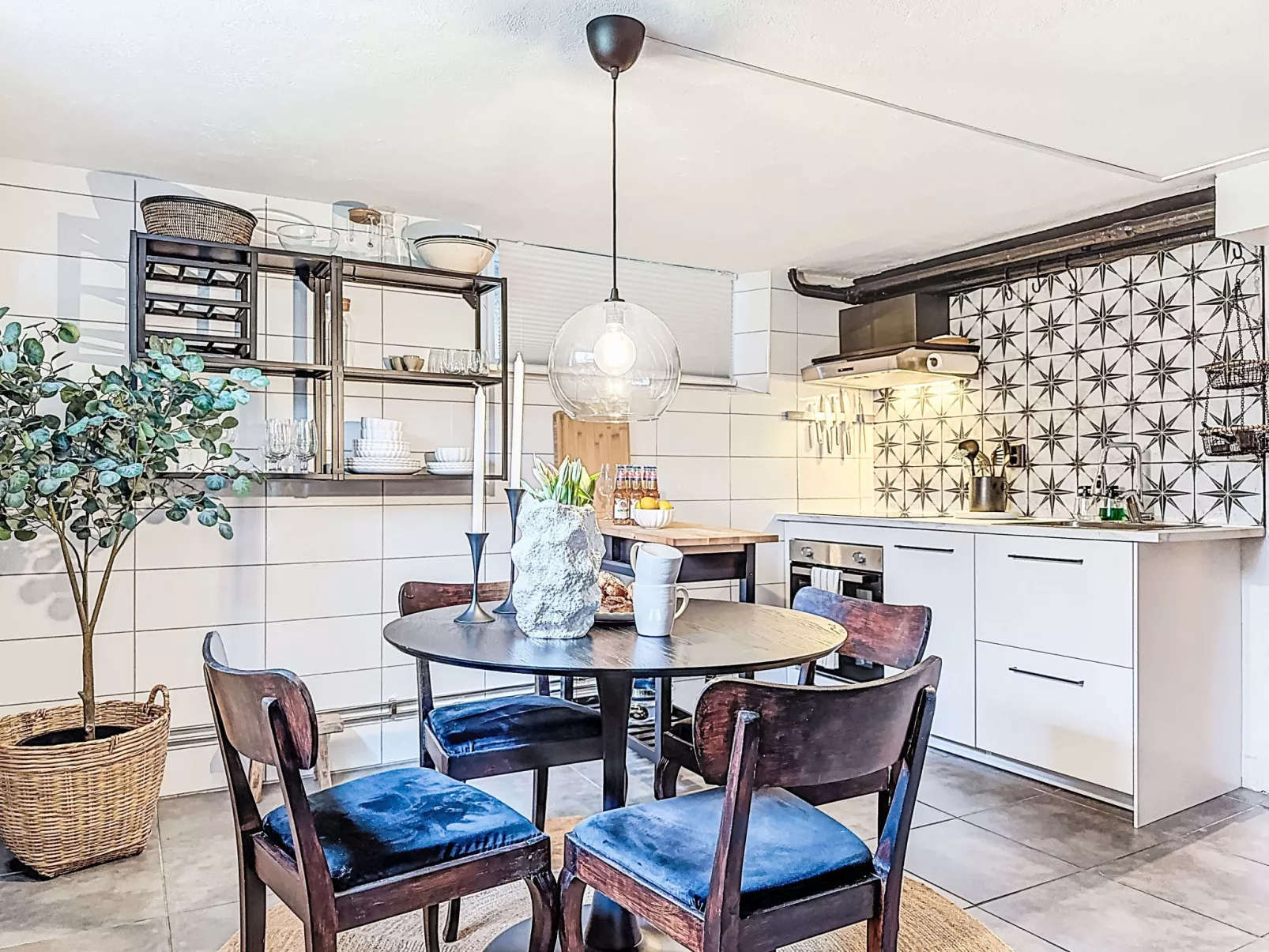 Vårhemsplatsen - Drinnen