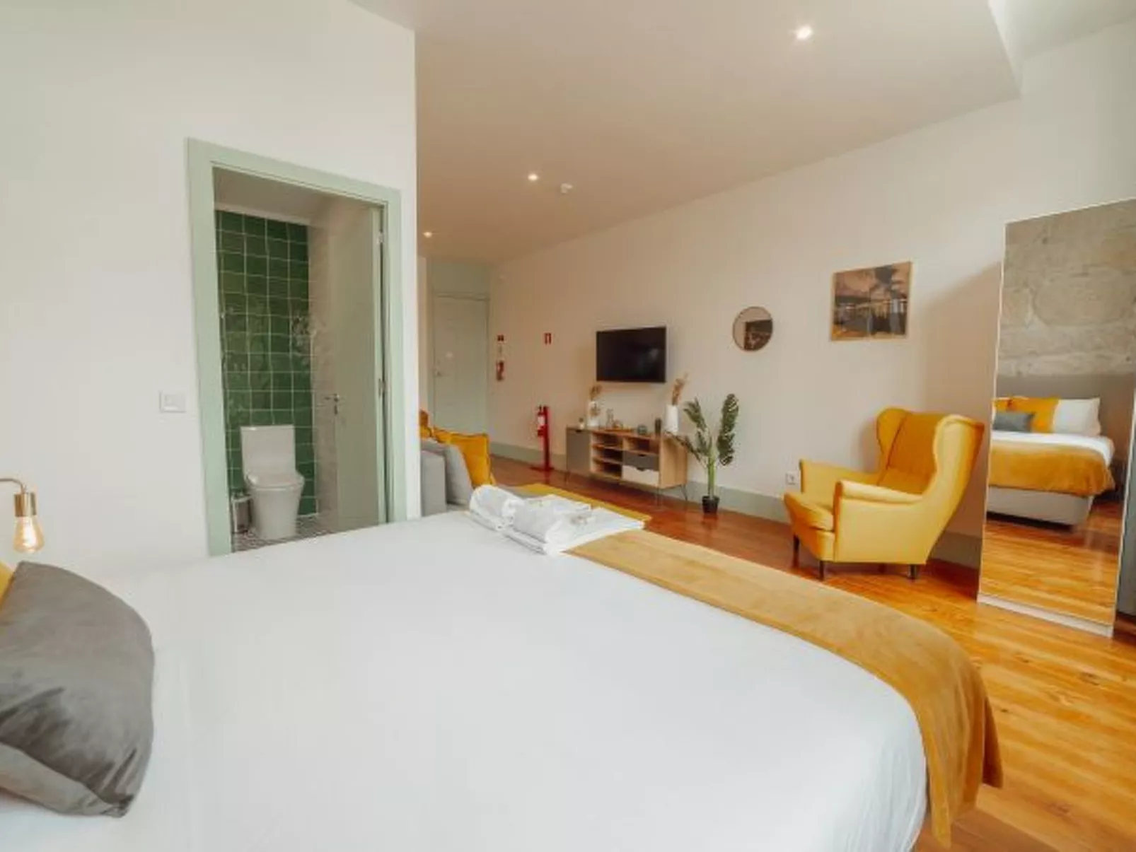 DOWNTOWN SUITE E by VACATIONY - Drinnen