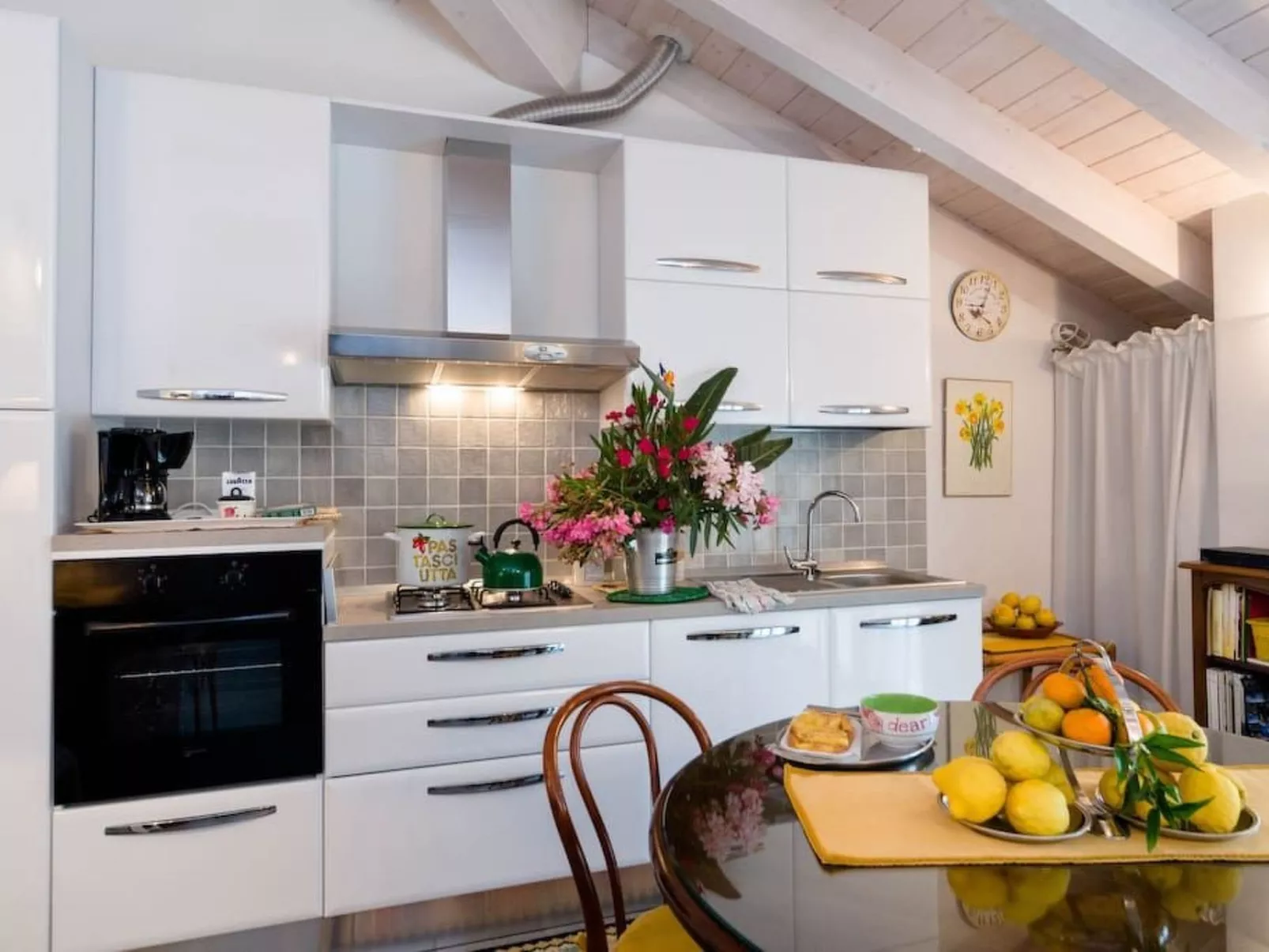 Ferienzimmer 'Mansarda Lina' mit Terrasse - Dedans