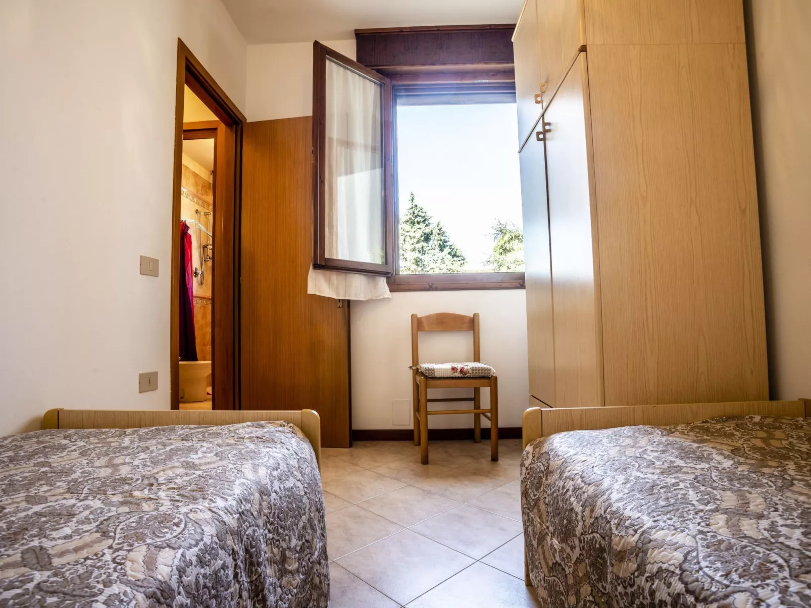 Eckhaus in Lido Di Volano, großer Innenhof, Grillplatz - Image-tags.info