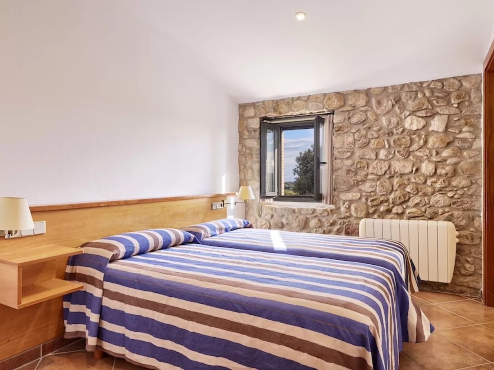 Landhaus, 8 Zimmer mit Bad, Schwimmbad, Tennis - Drinnen