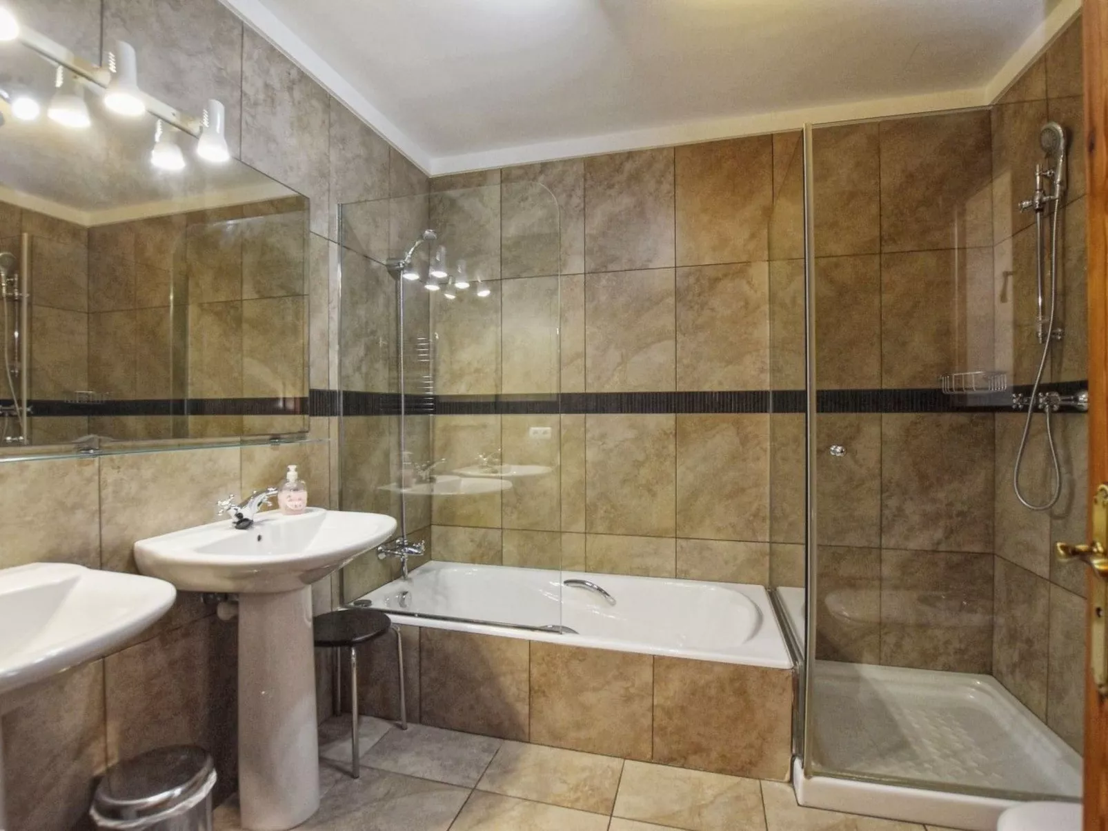 Schönes Landhaus mit Panoramablick auf die Berge - Dedans