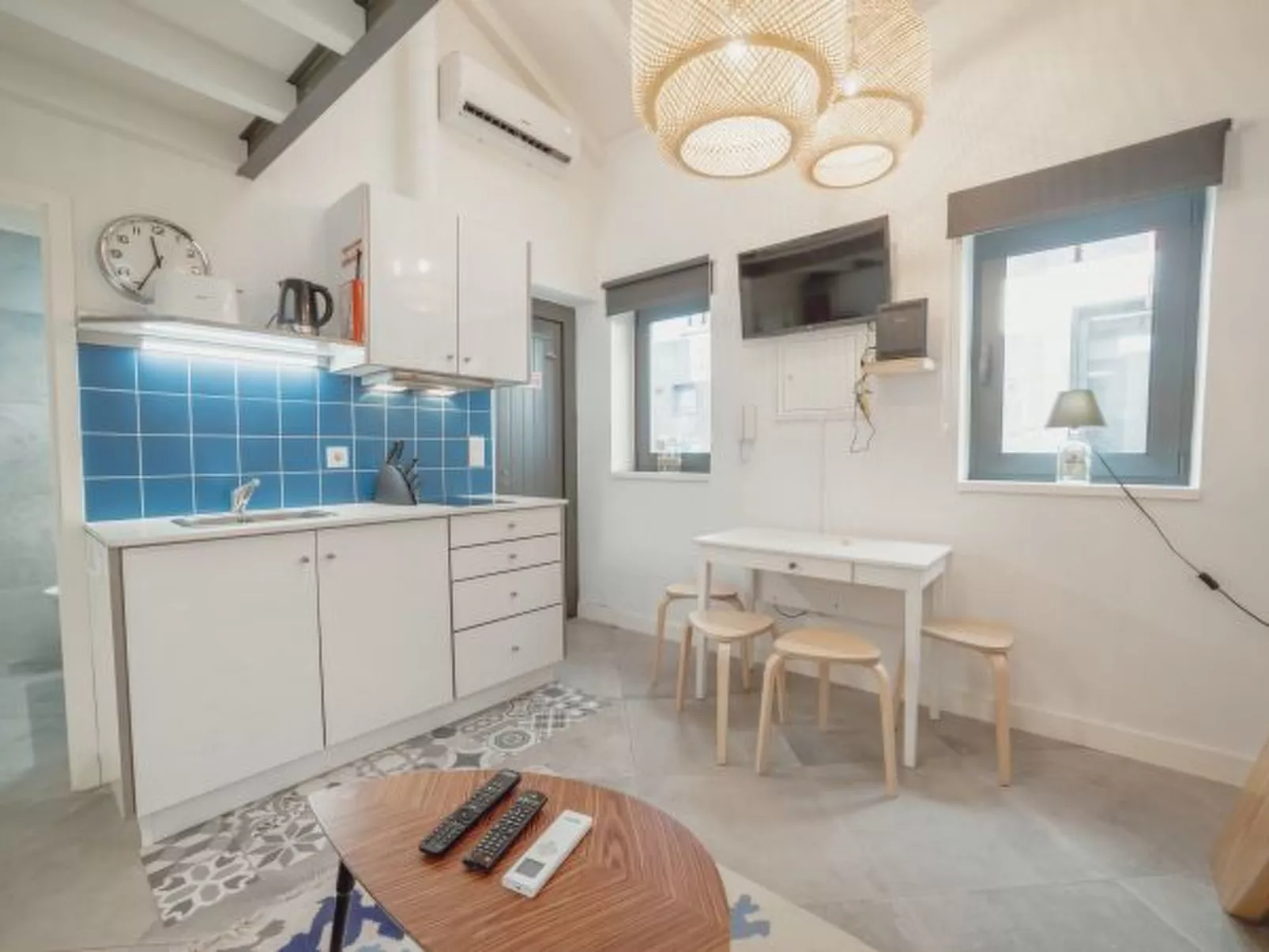 MEZZANINE STYLISH APARTMENT H by VACATIONY - Inside