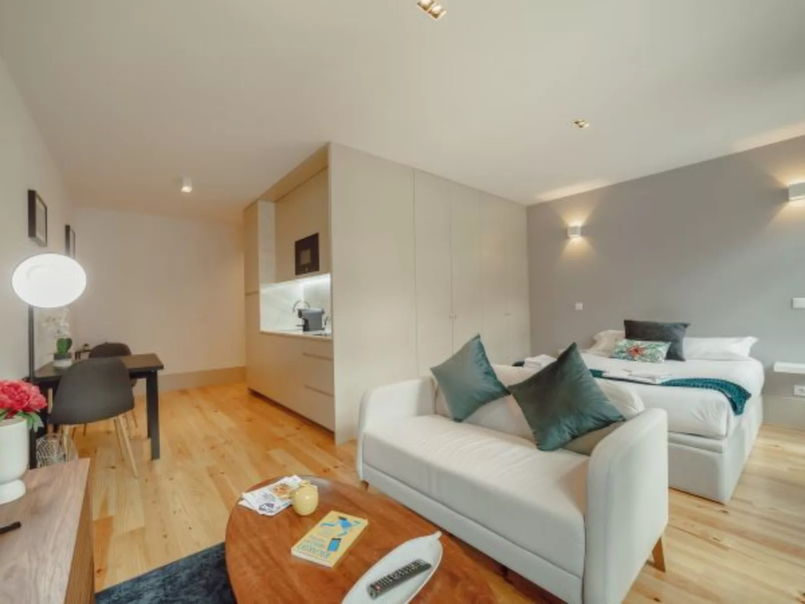 LEGACY OPORTO DESIGN APARTMENT F by VACATIONY - Inside