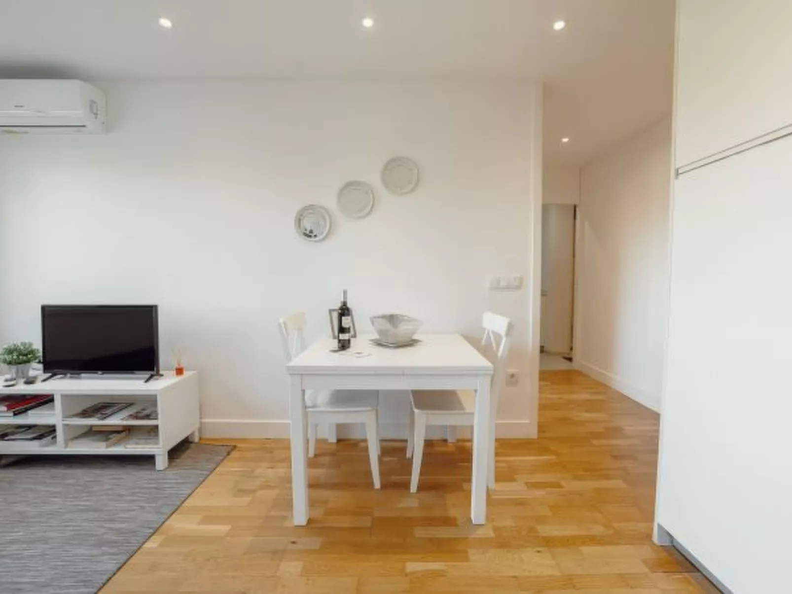 DOWNTOWN STYLISH APARTMENT & GARAGE by VACATIONY - Dedans