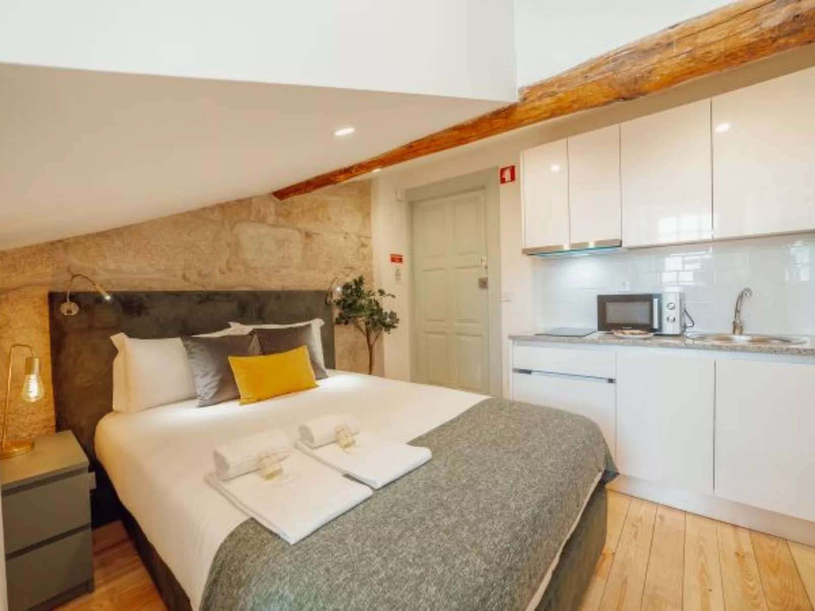 DOWNTOWN SUITE F by VACATIONY - Inside