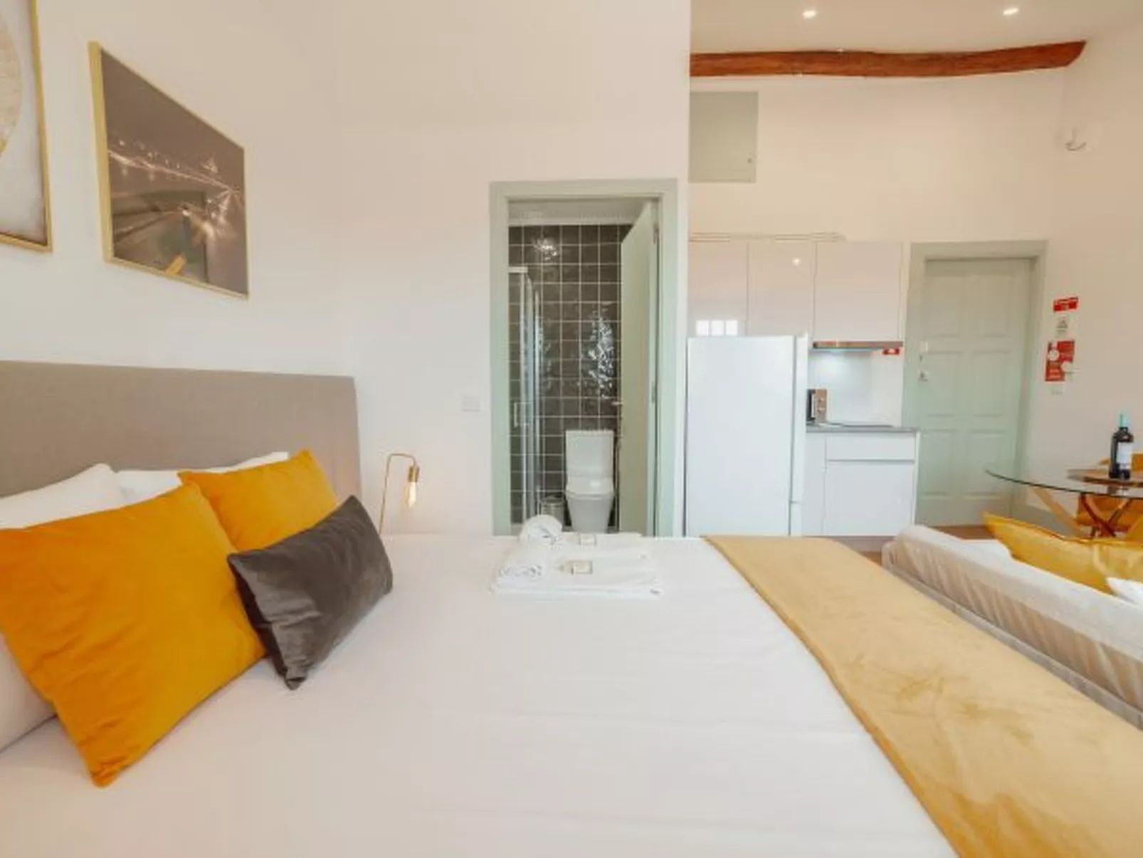 DOWNTOWN SUITE G by VACATIONY - Inside