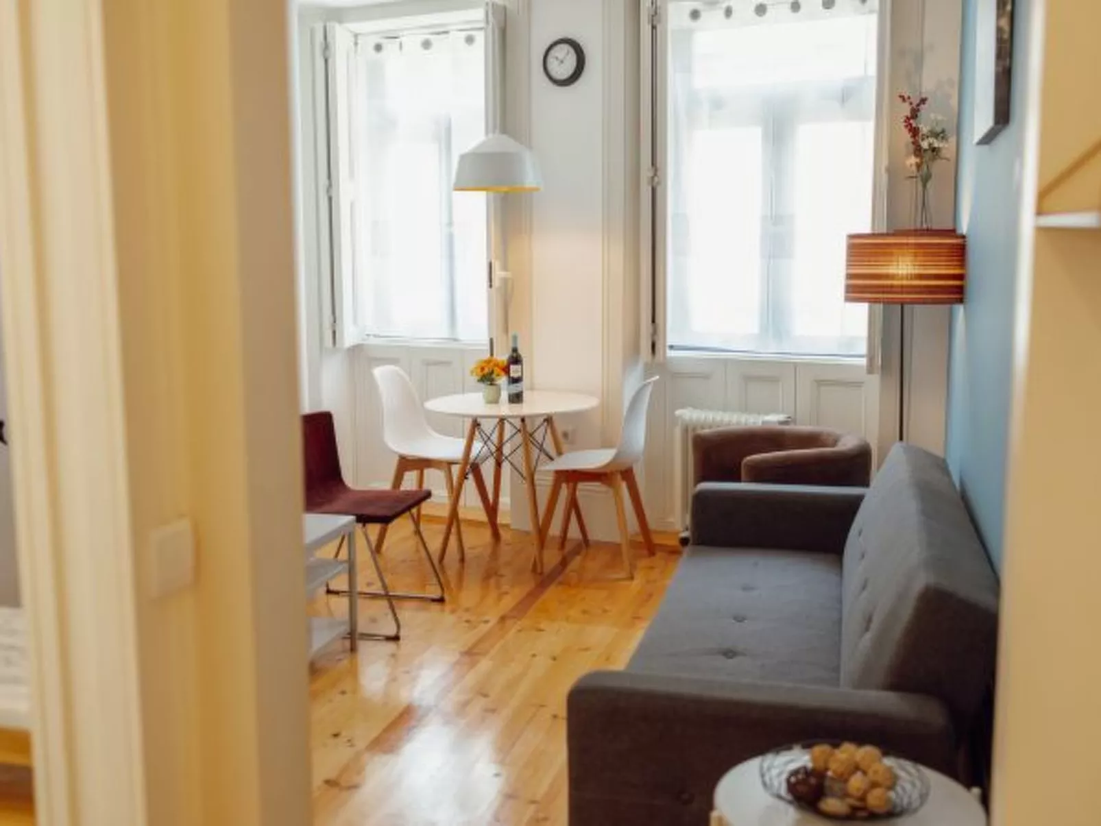 DOWNTOWN CHARMING by VACATIONY - Inside