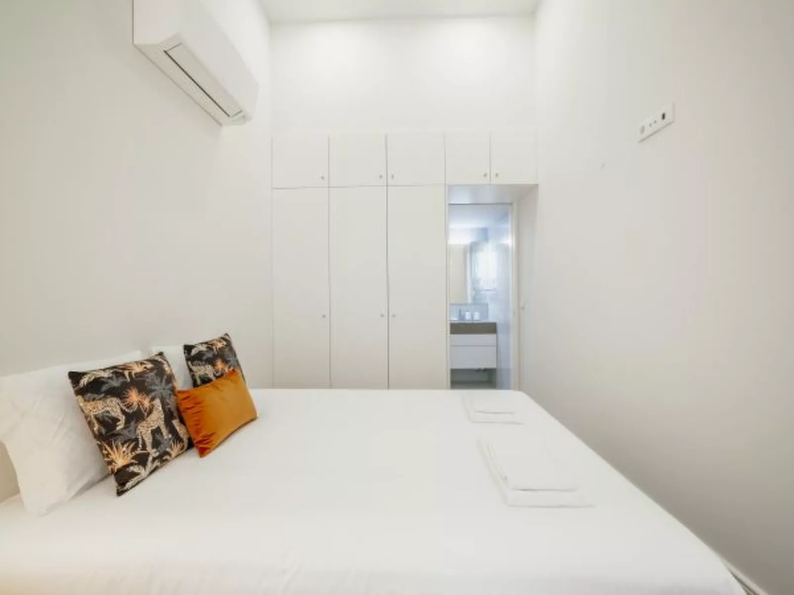 HOME WITH A POOL by VACATIONY - Drinnen