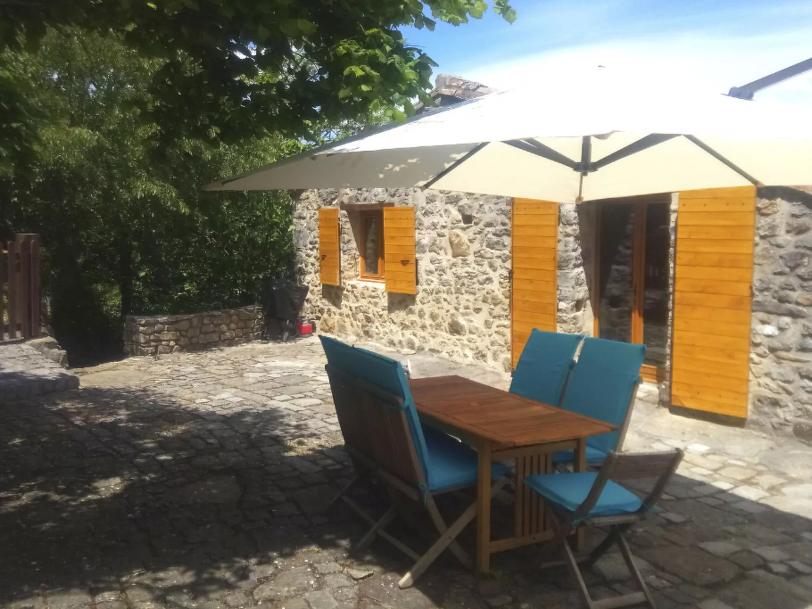 "Gîte La Calade" mit Pool - Draußen