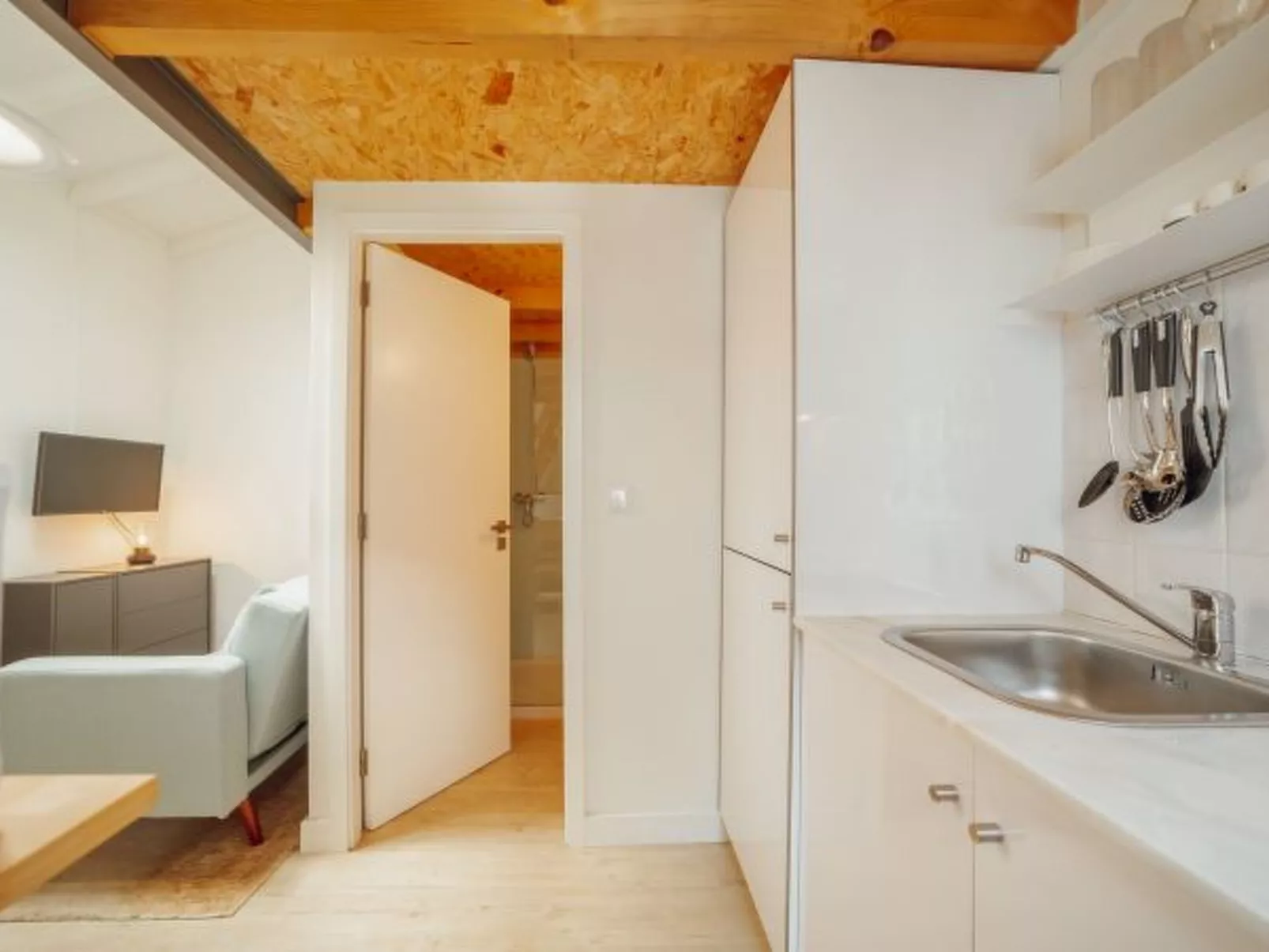 MEZZANINE STYLISH APARTMENT Q by VACATIONY - Inside