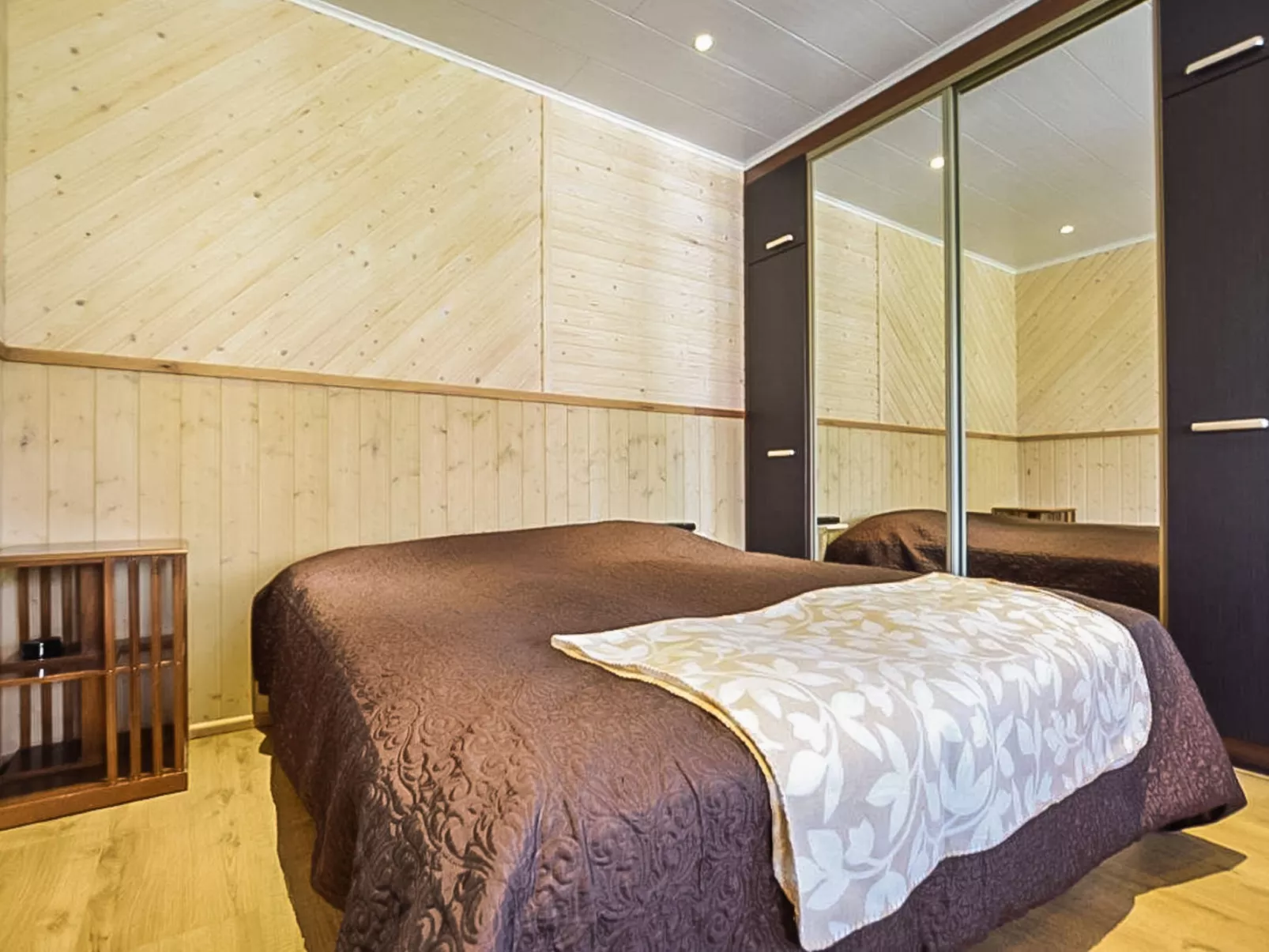 Lepovalkeinen - Drinnen