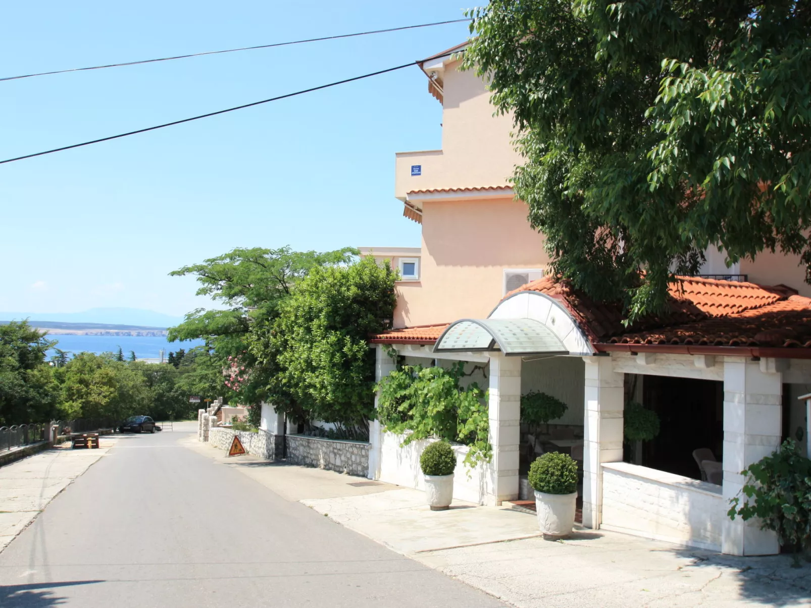 Domino Restaurant 4 / HR-09502-04 - Outside