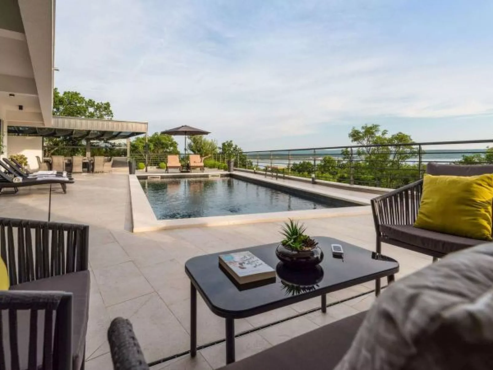 Villa Royal Hill with pool - Image-tags.info