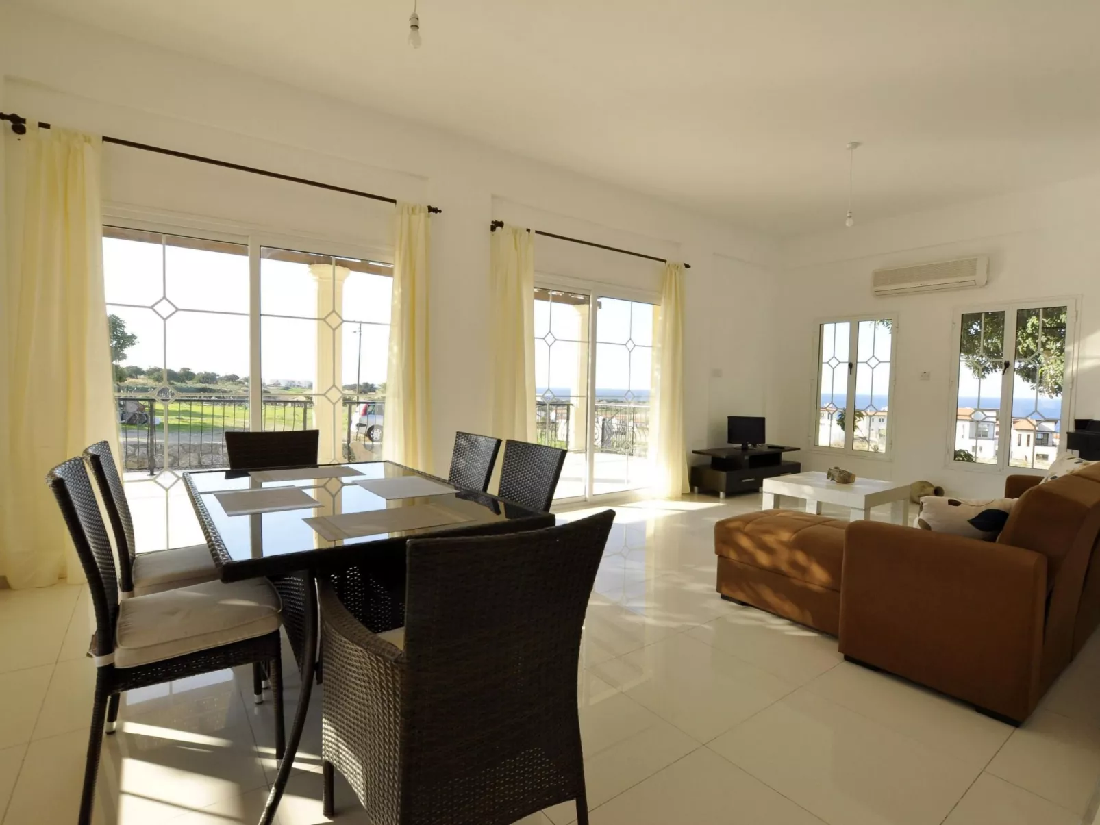 Ferienvilla mit Blick auf das Wasser - Image-tags.info