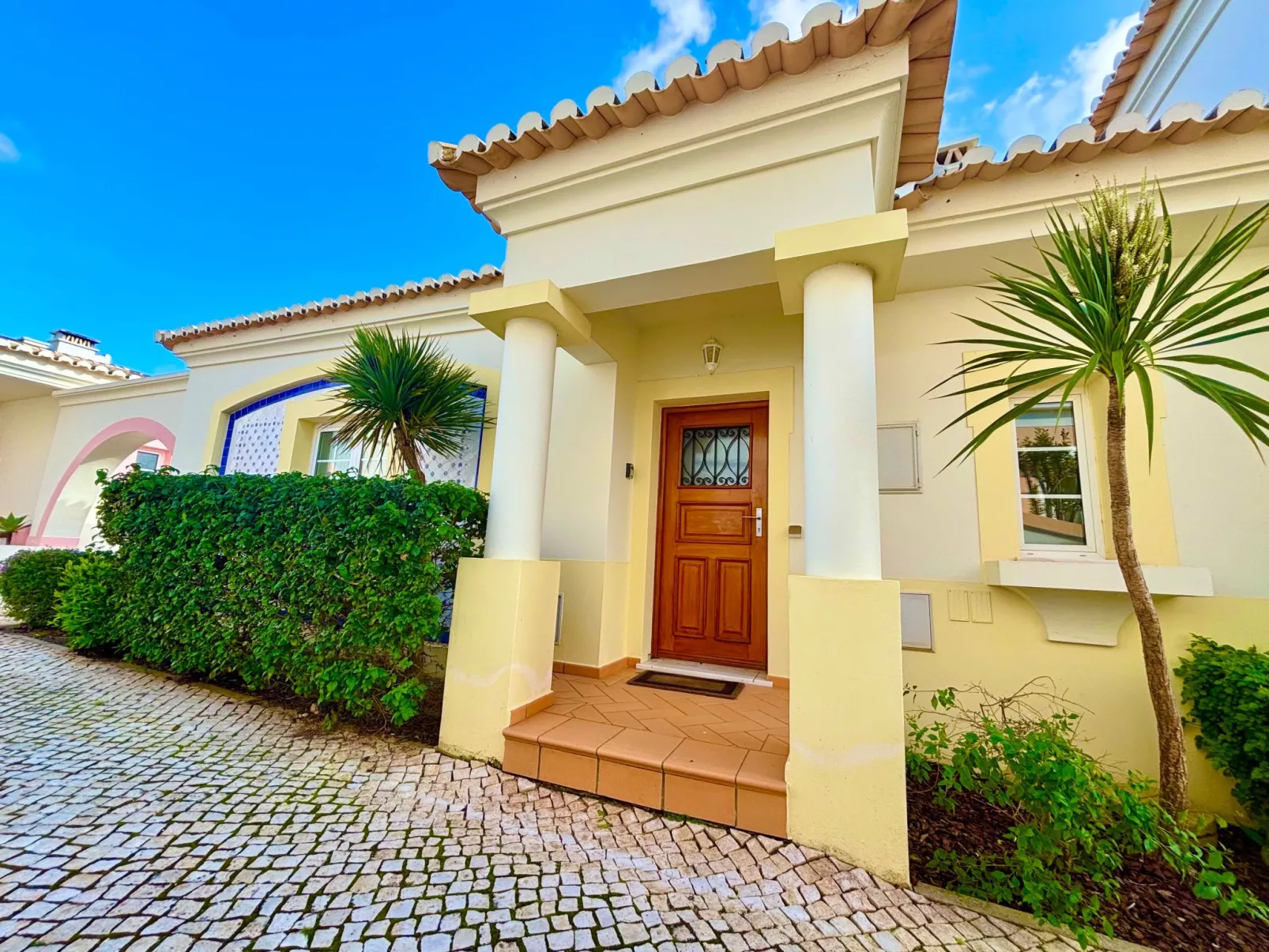 Mit beheiztem Pool - Outside