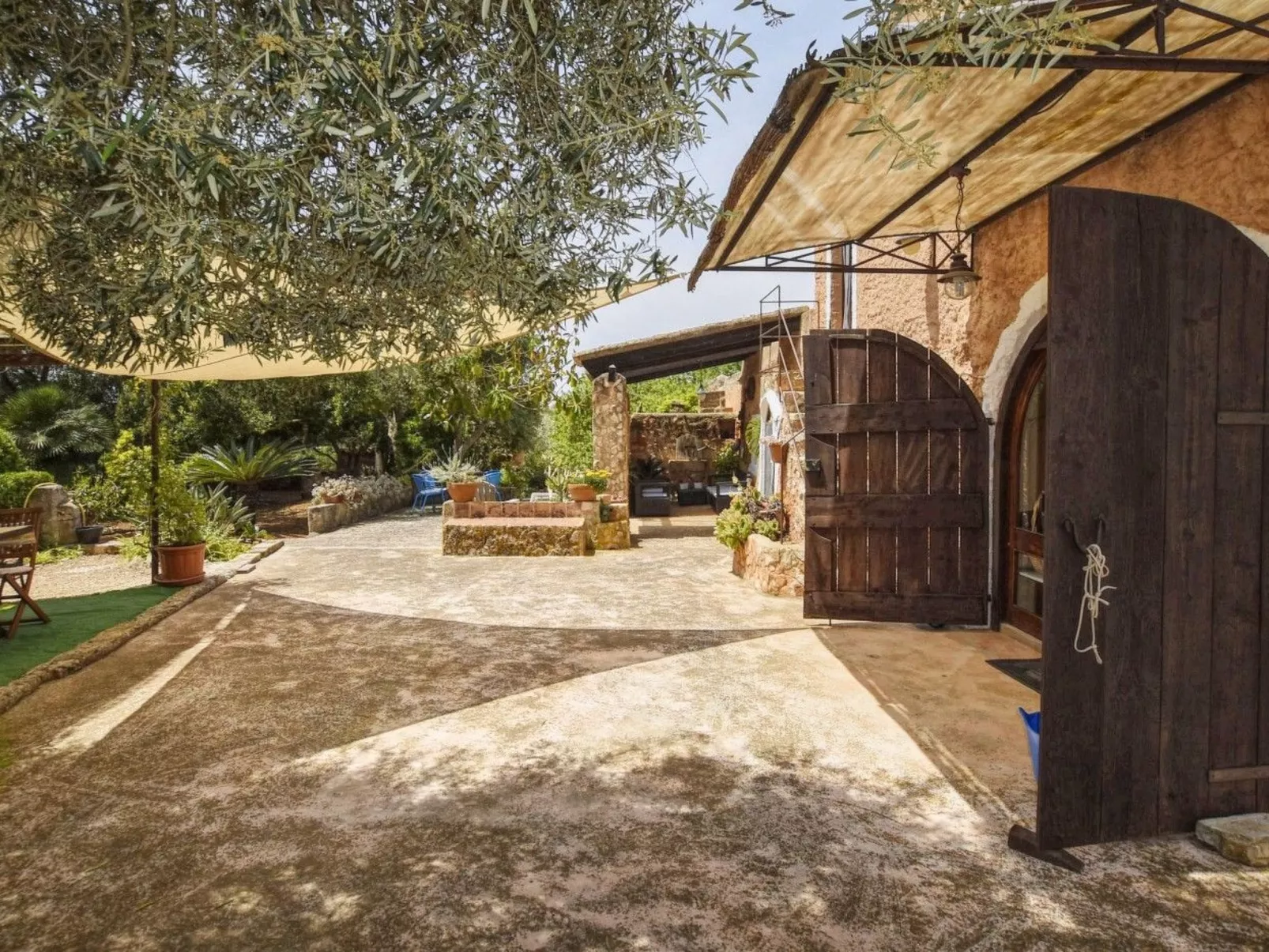 MONTSERRAT  ( SON PERETO ) - Draußen