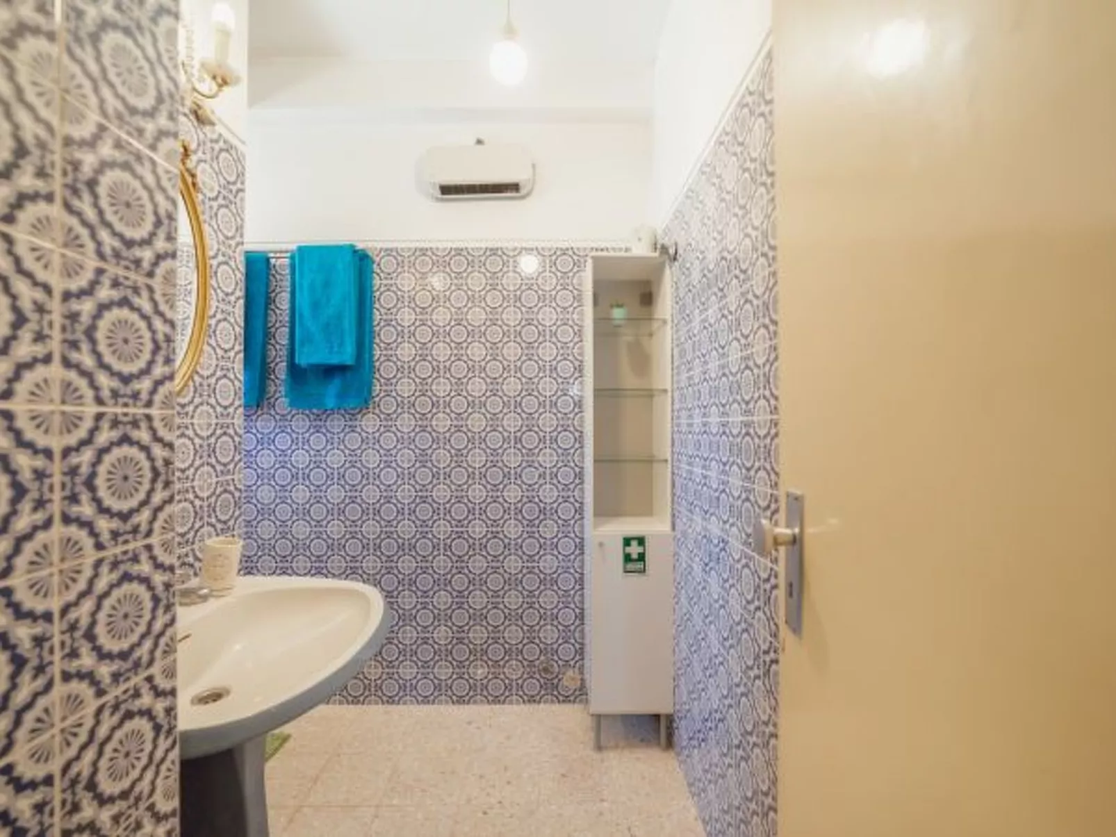 DOWNTOWN CLASSIC WITH TERRACE by VACATIONY - Drinnen