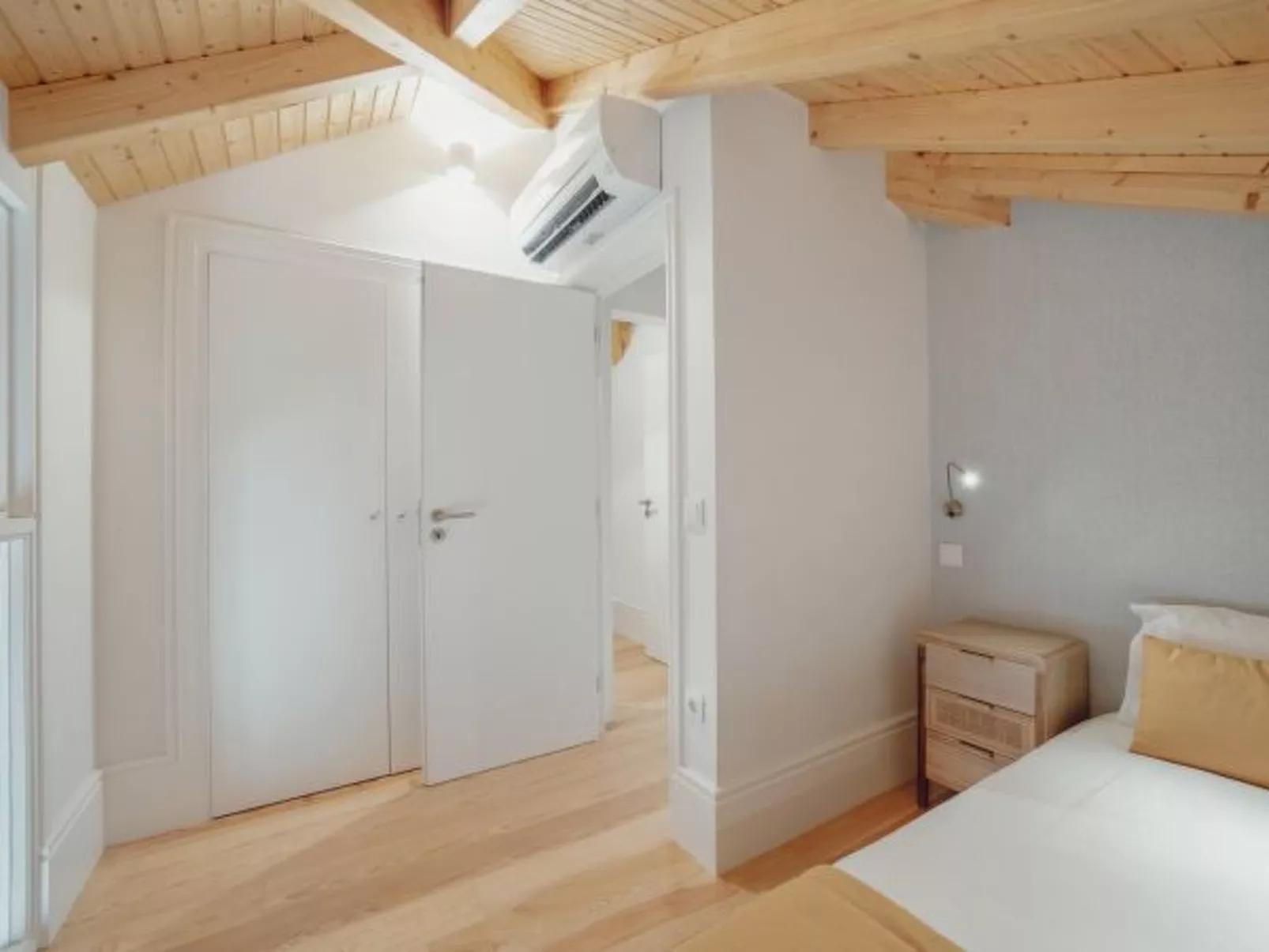 DOWNTOWN CLERIGOS with RIVER VIEW by VACATIONY - Inside