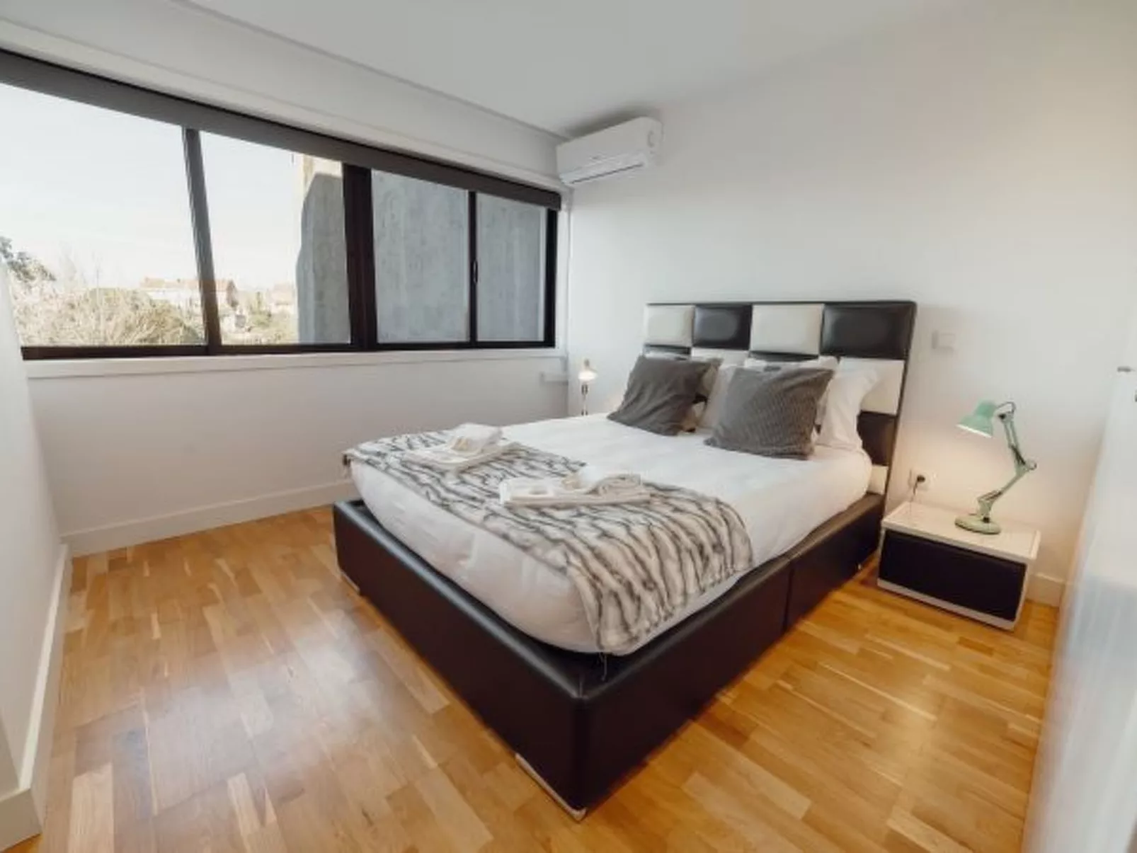 DOWNTOWN STYLISH APARTMENT & GARAGE by VACATIONY - Dedans