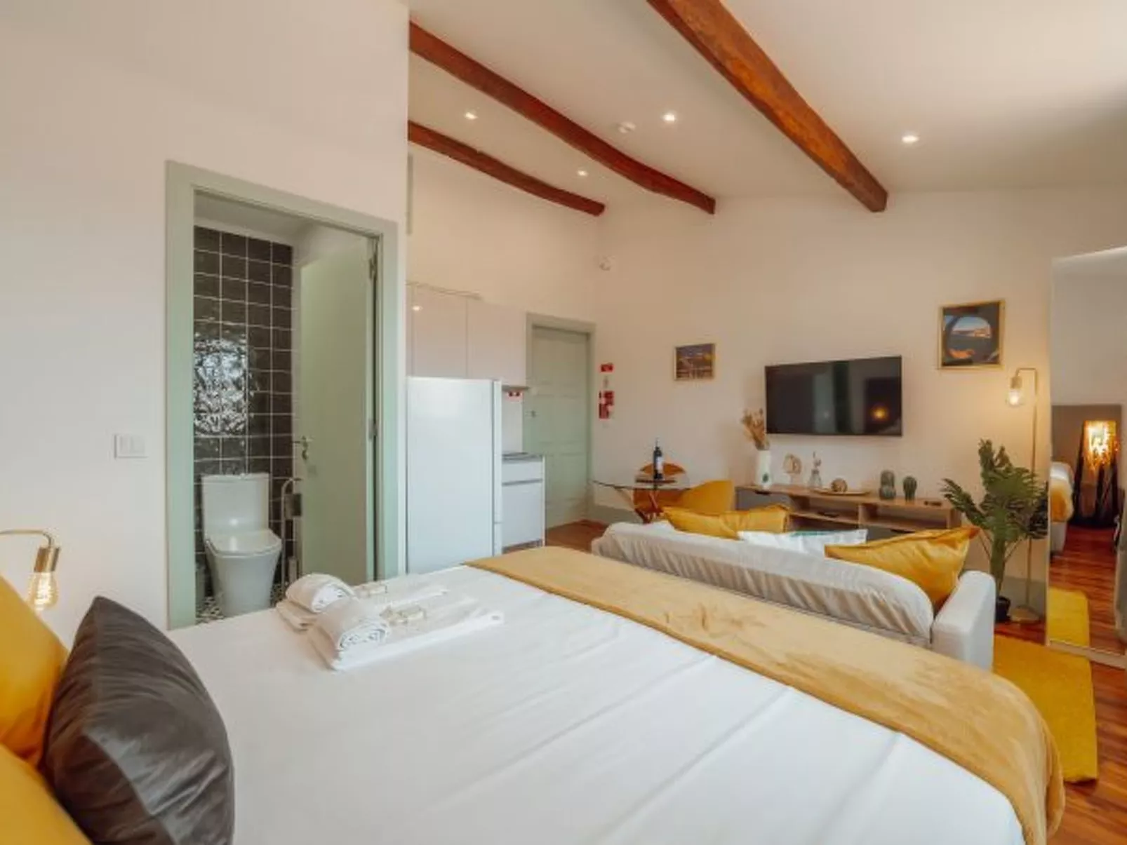 DOWNTOWN SUITE G by VACATIONY - Inside