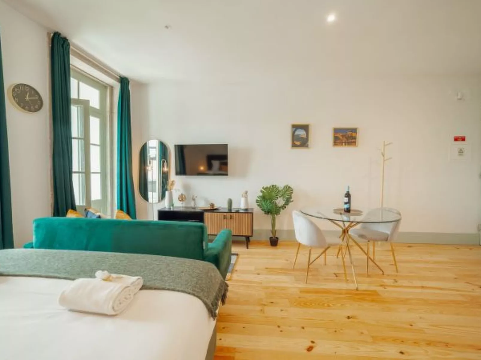 DOWNTOWN SUITE D by VACATIONY - Inside