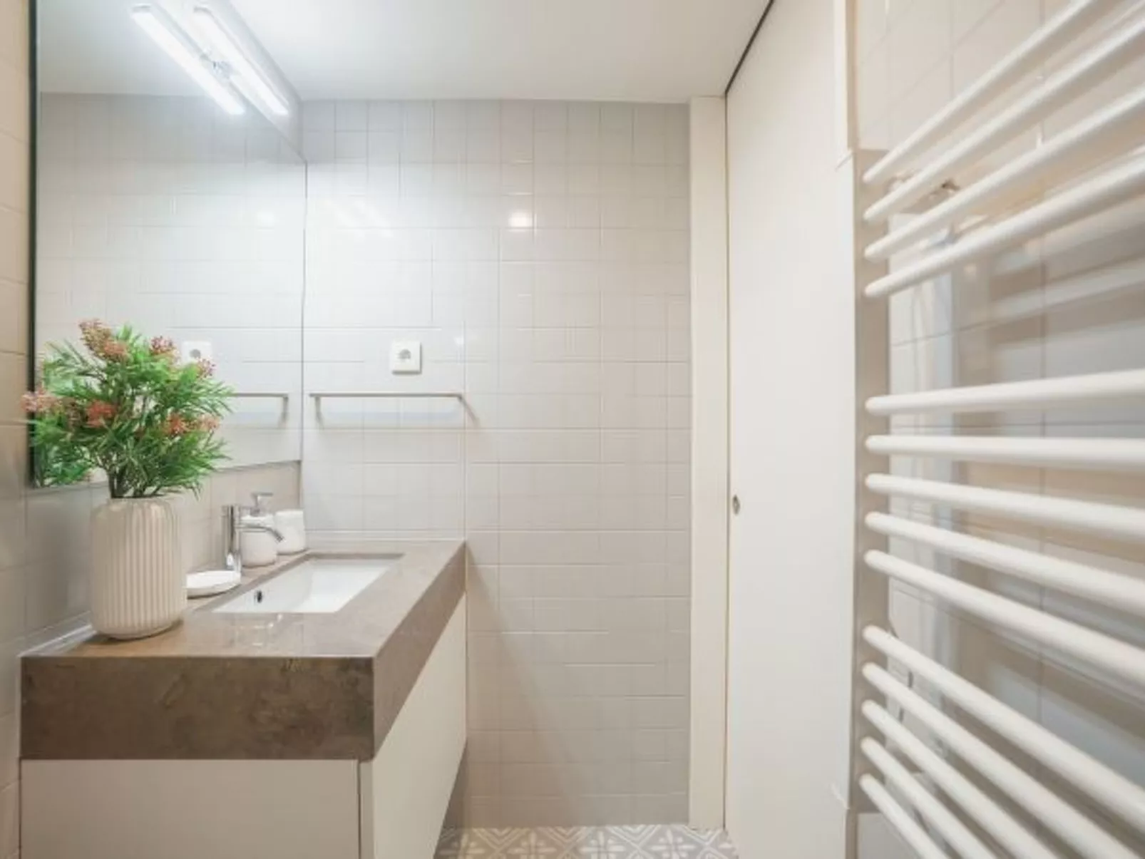 HOME WITH A POOL by VACATIONY - Drinnen