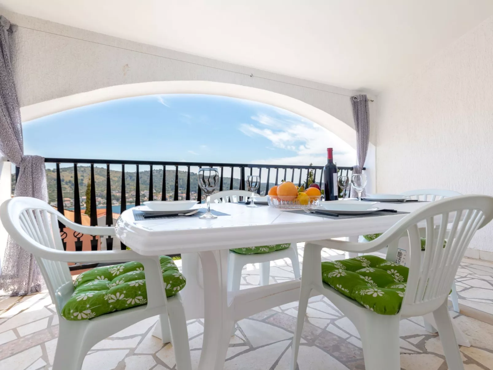 "Maya Z" mit Blick auf das Wasser - Dehors