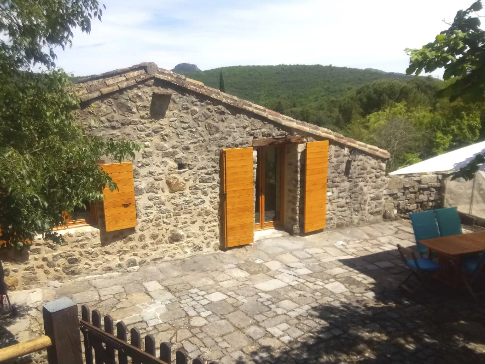 "Gîte La Calade" mit Pool - Draußen