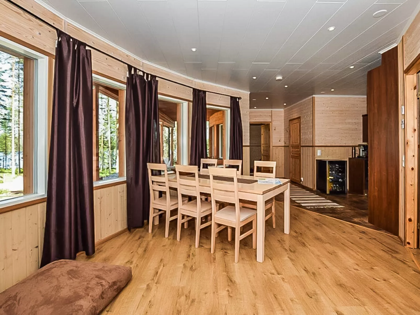 Lepovalkeinen - Drinnen