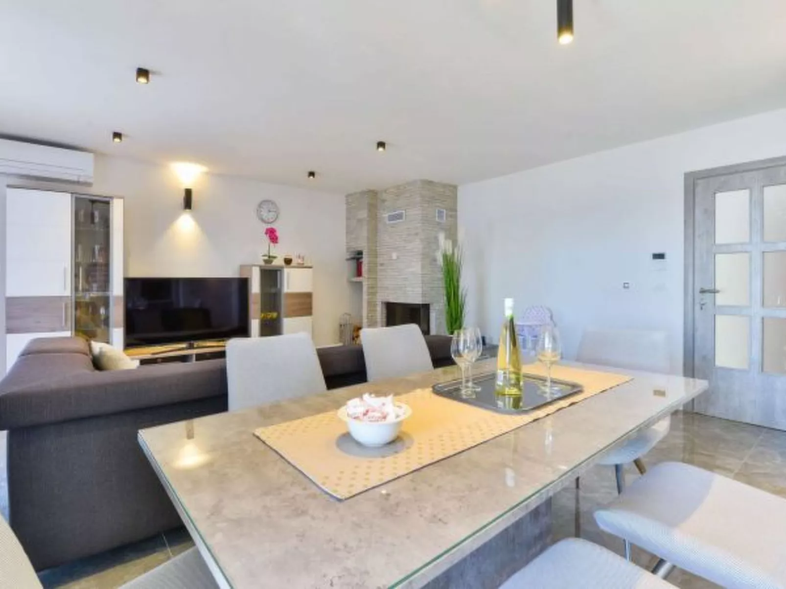 Modern Villa Futura with pool - Drinnen