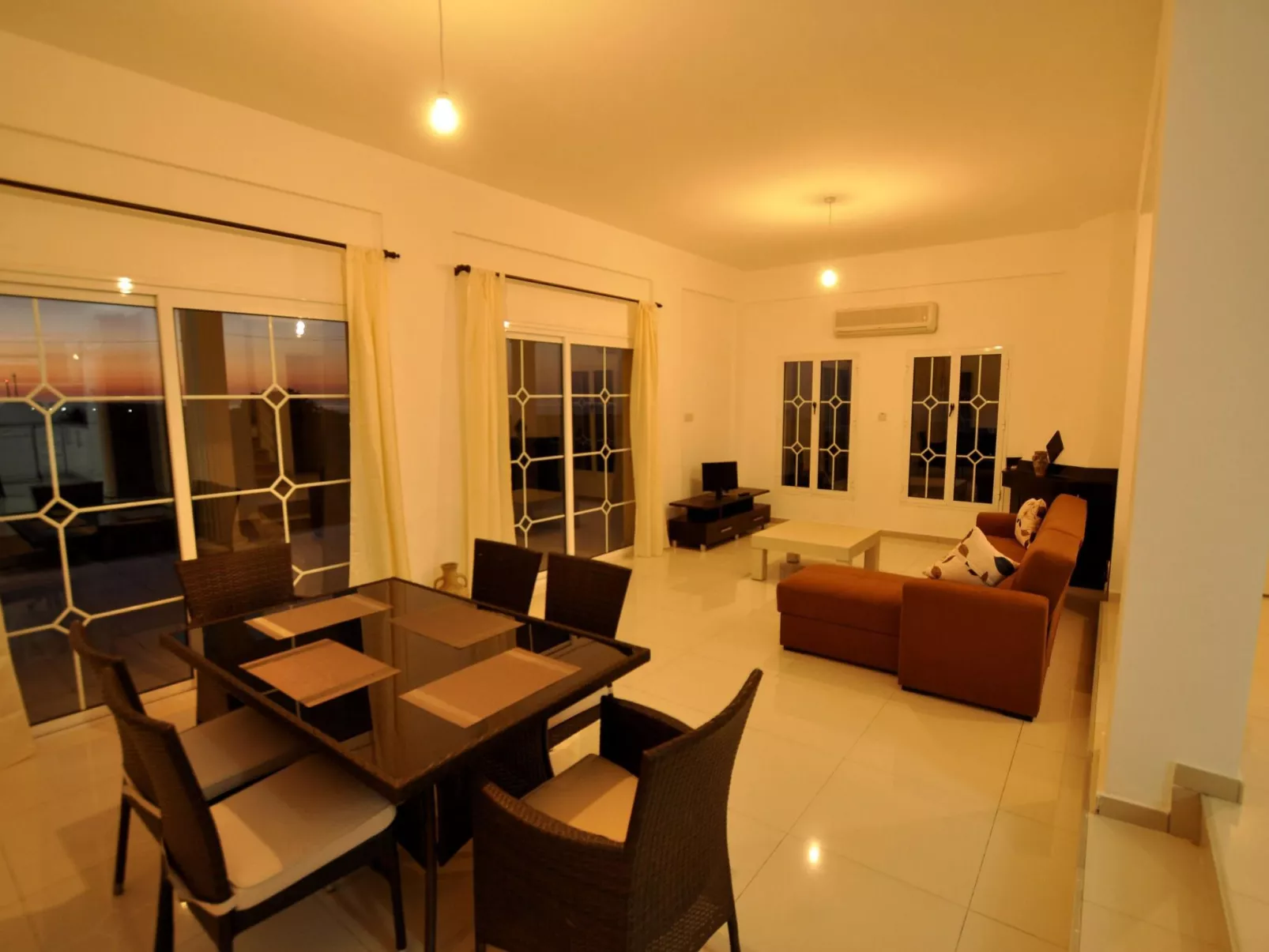 Ferienvilla mit Blick auf das Wasser - Image-tags.info