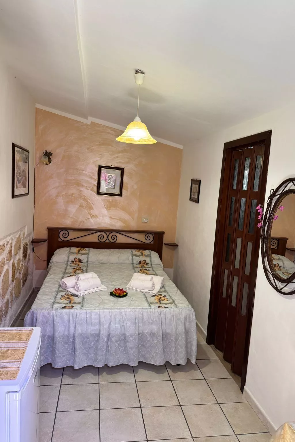 Gästezimmer 'Room' mit Grill - Inside