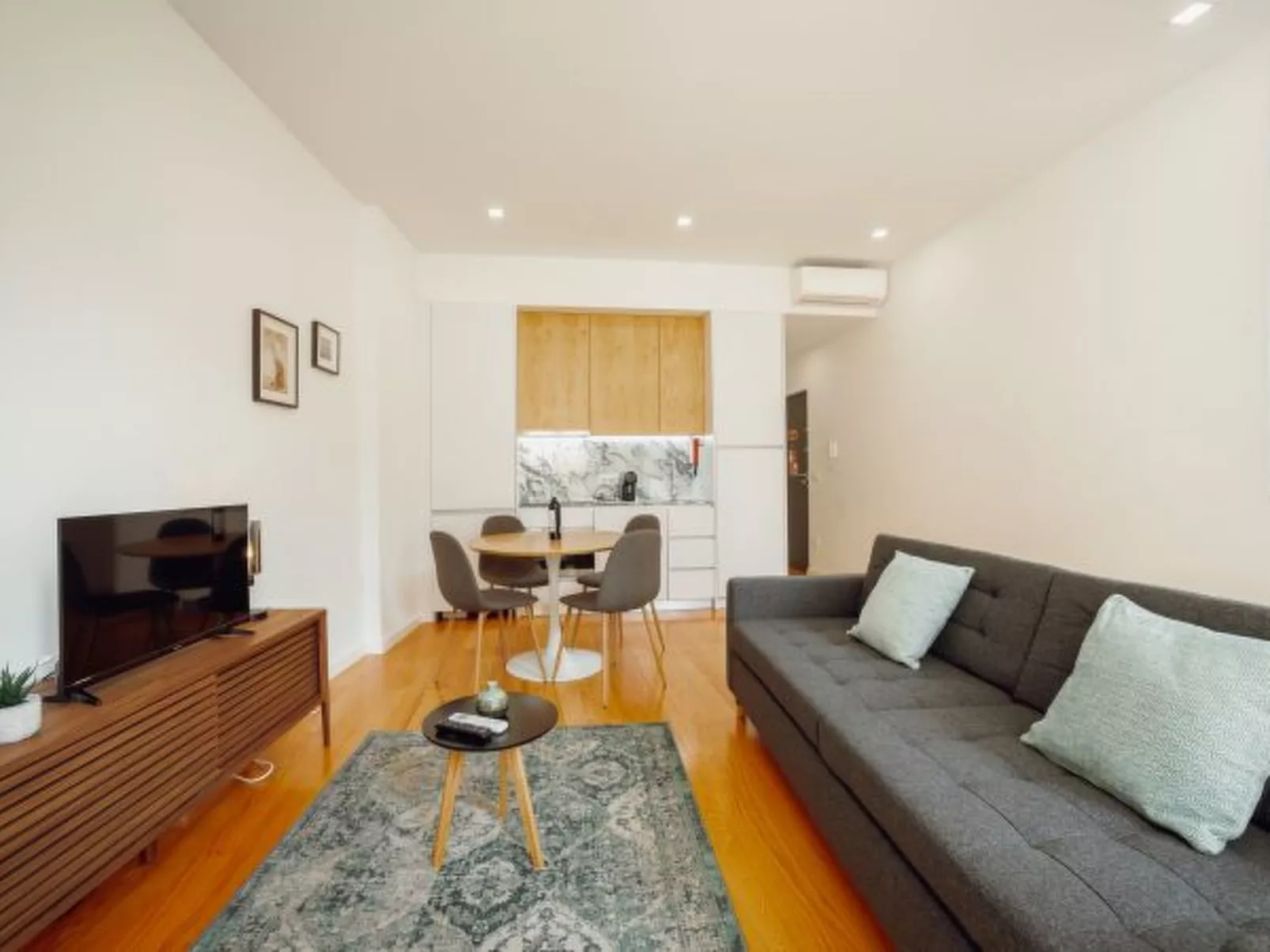 COURTYARD OPORTO DESIGN APARTMENT C WITH TERRACE - Inside