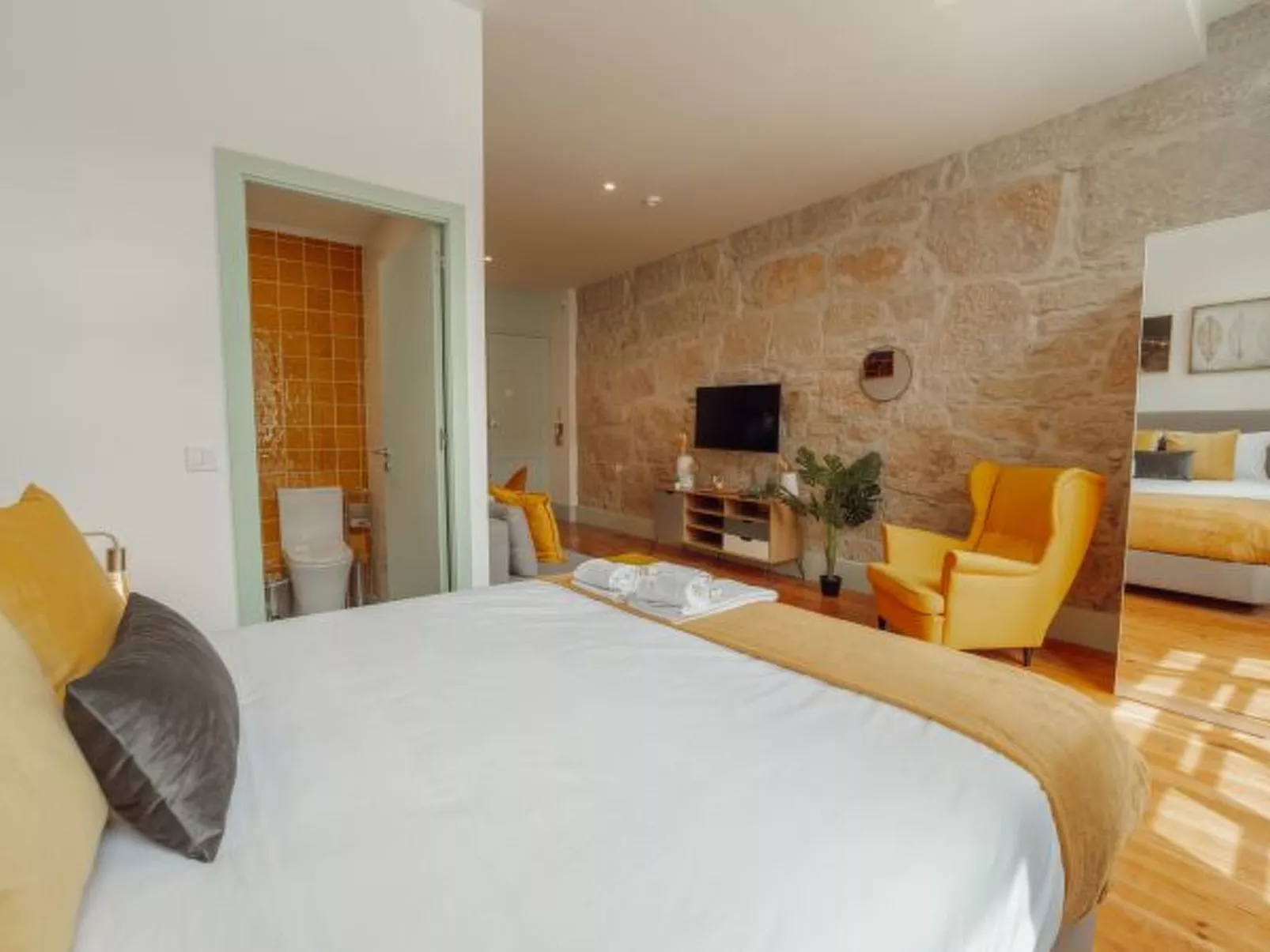 DOWNTOWN SUITE C by VACATIONY - Drinnen