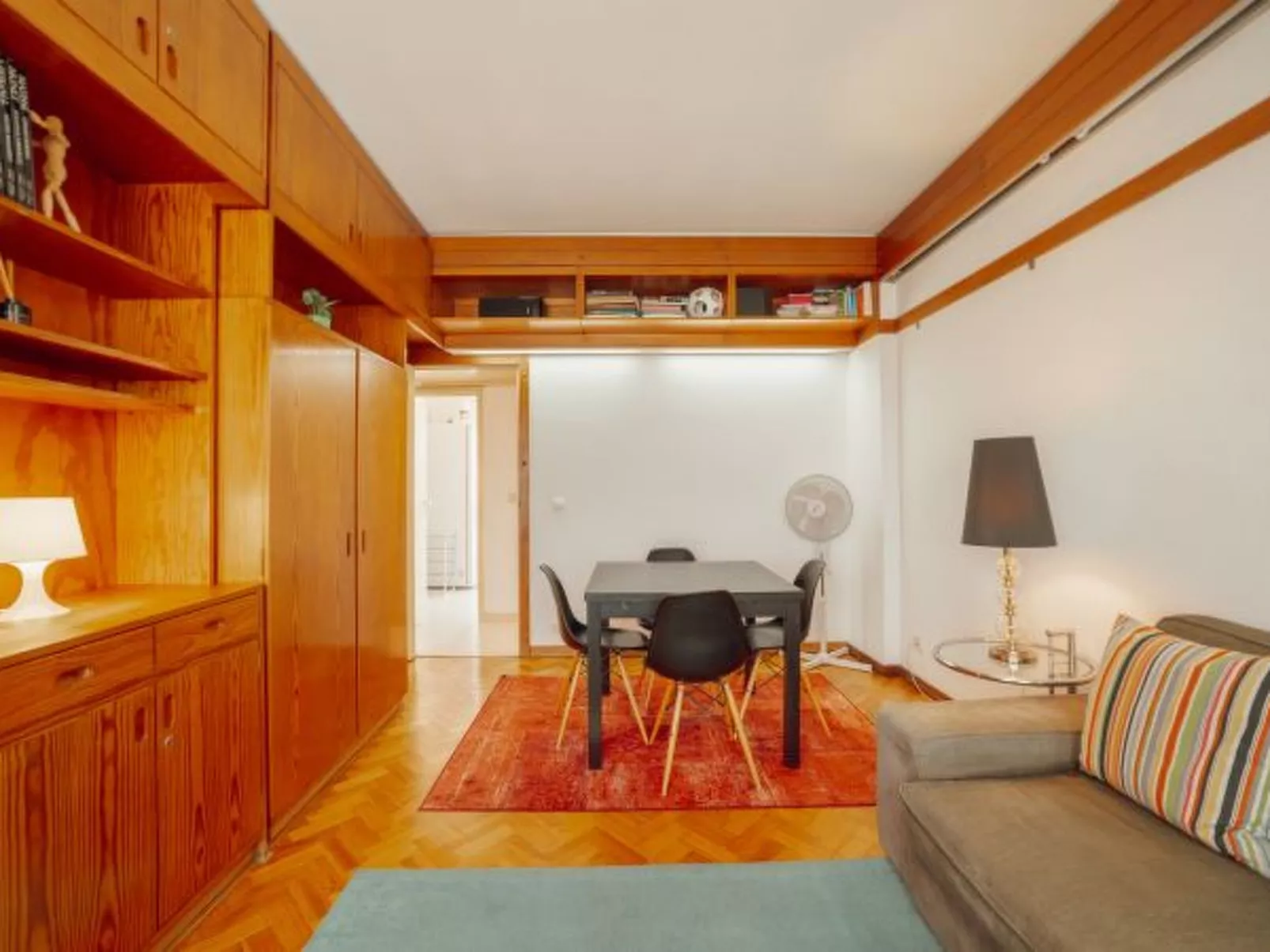 DOWNTOWN CLASSIC WITH TERRACE by VACATIONY - Drinnen