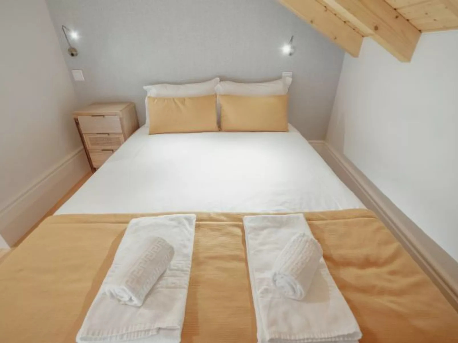 DOWNTOWN CLERIGOS with RIVER VIEW by VACATIONY - Inside