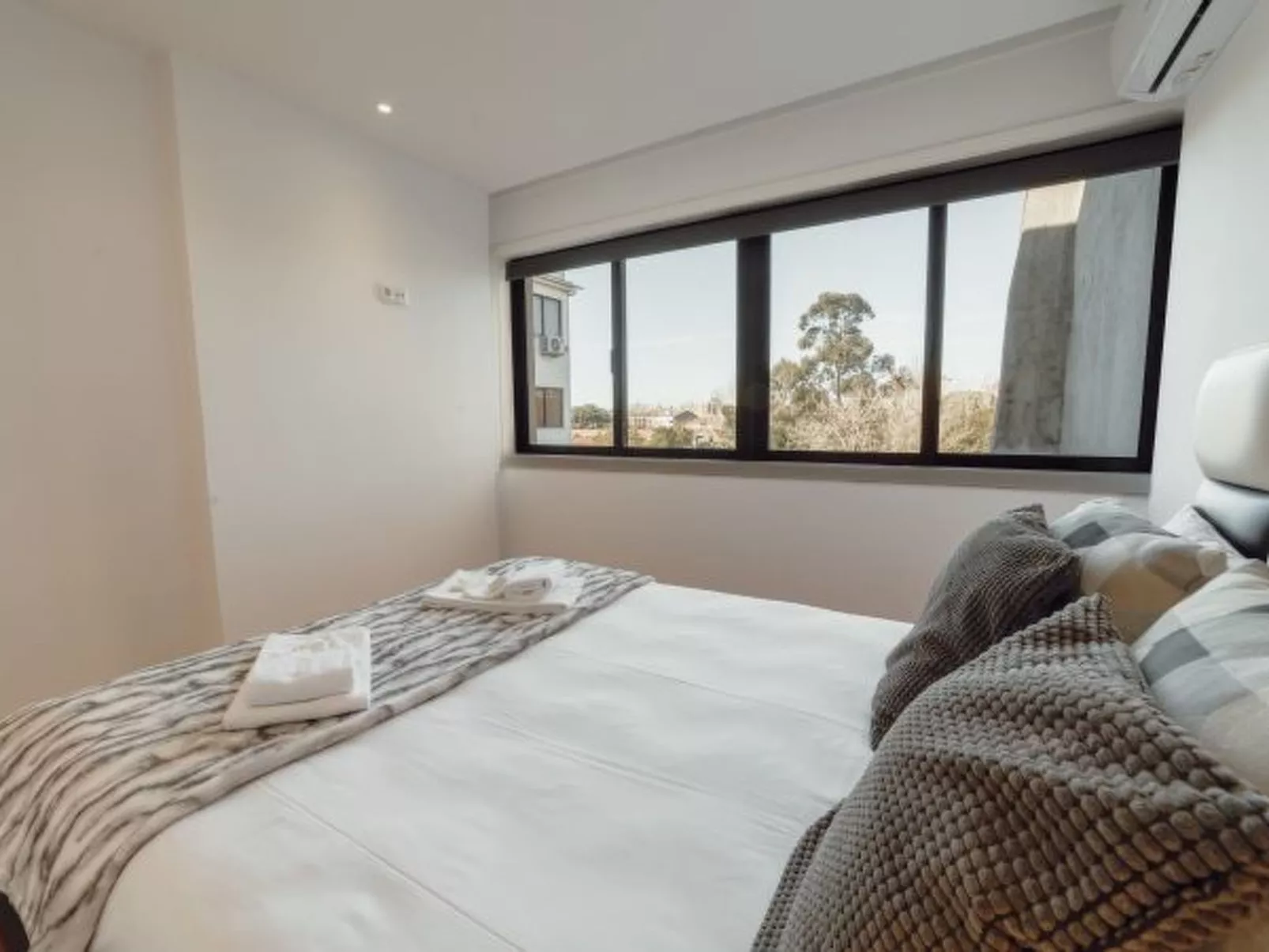 DOWNTOWN STYLISH APARTMENT & GARAGE by VACATIONY - Dedans