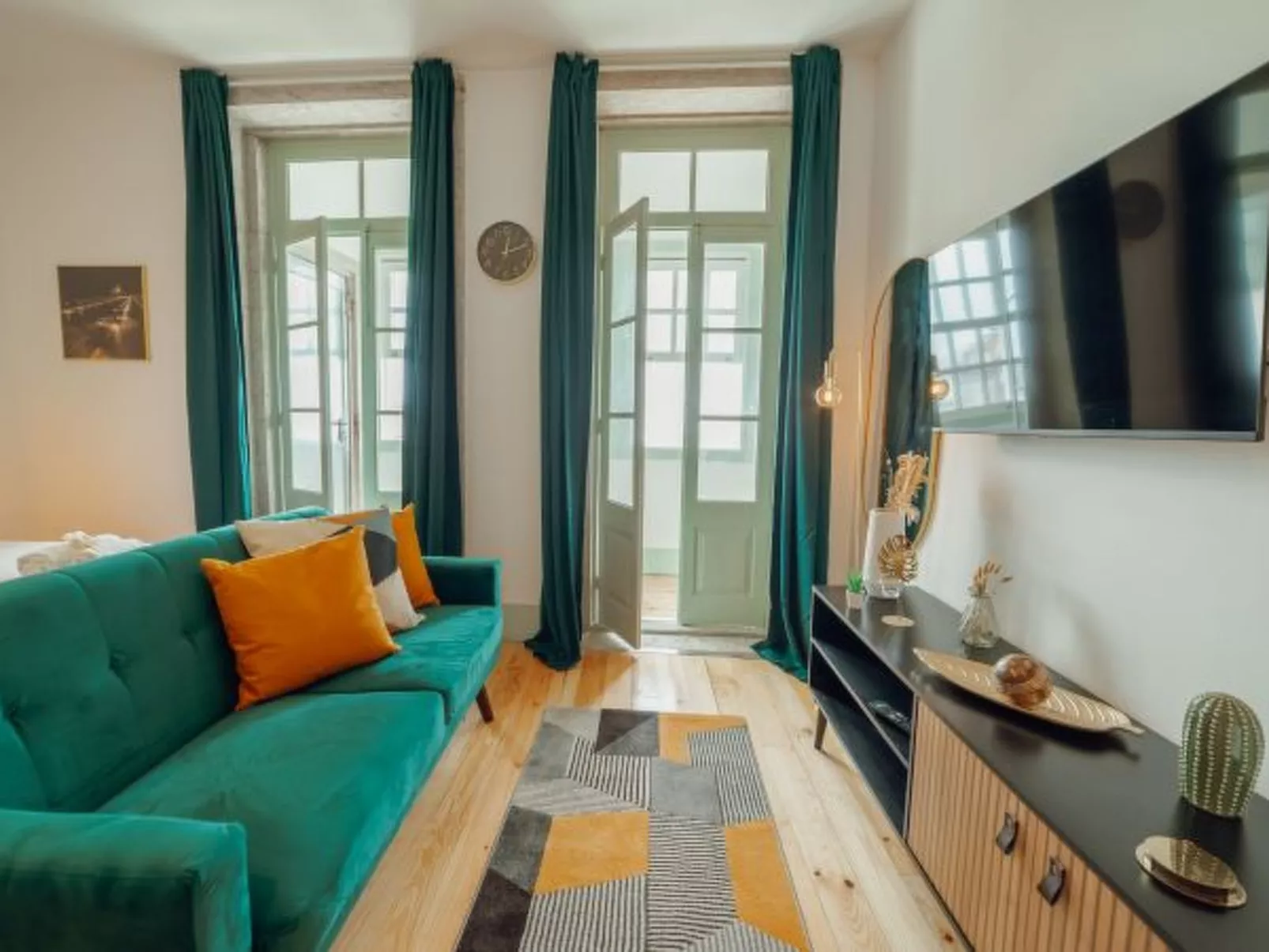 DOWNTOWN SUITE D by VACATIONY - Inside