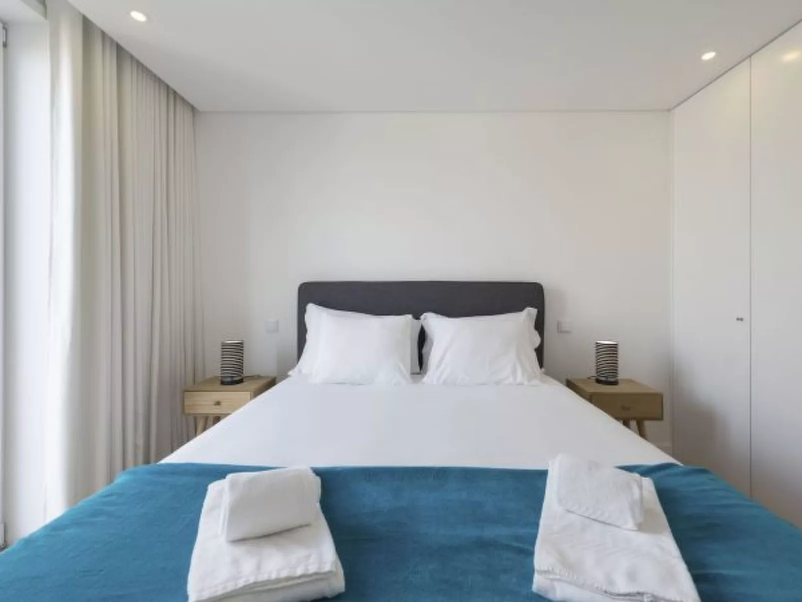 DOWNTOWN BRIGHT & BALCONY APARTMENT by VACATIONY - Drinnen