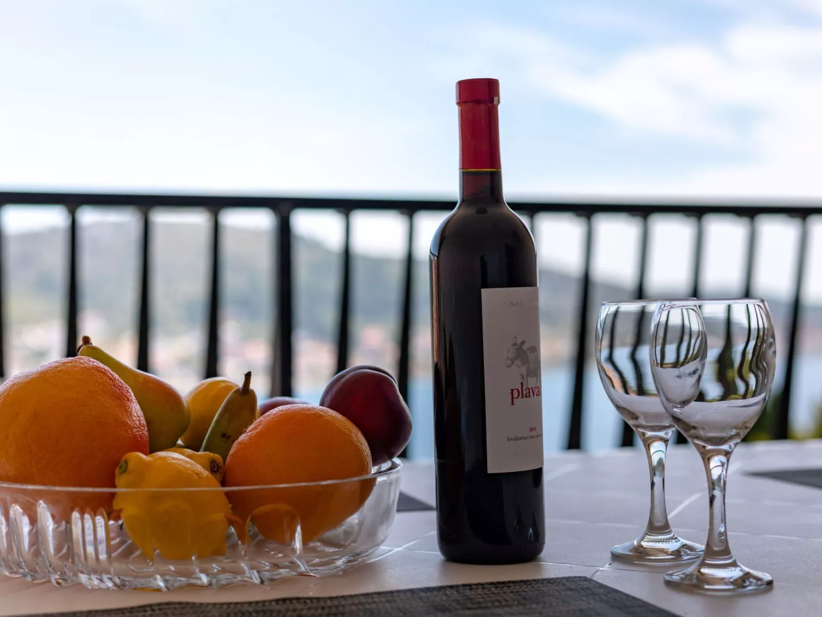 "Maya Z" mit Blick auf das Wasser - Dehors