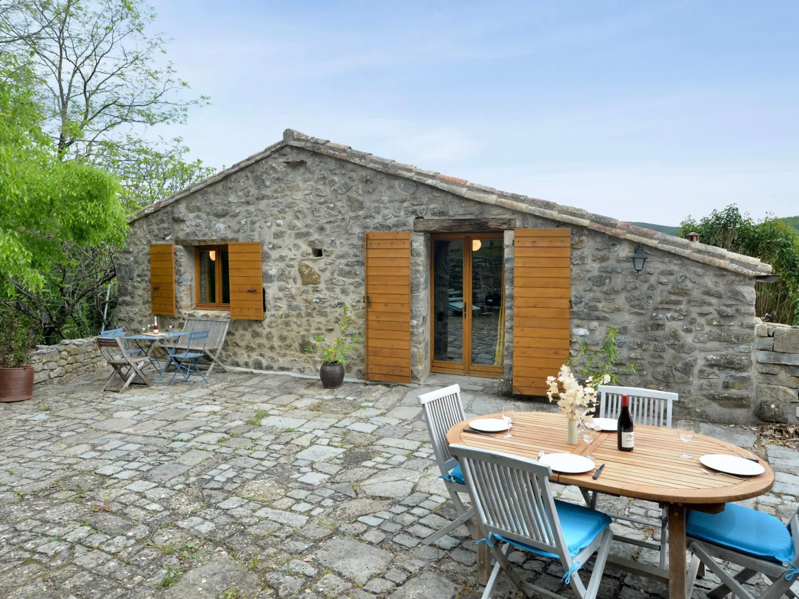 "Gîte La Calade" mit Pool - Draußen