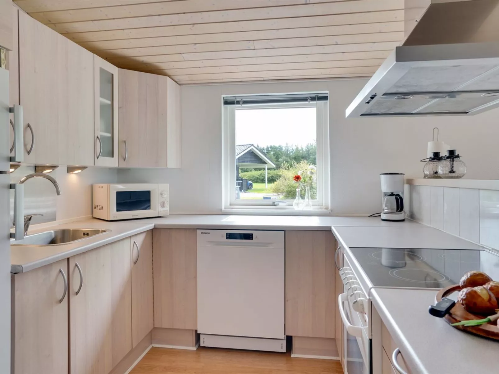 "Alvi" - 400m to the fjord - Drinnen