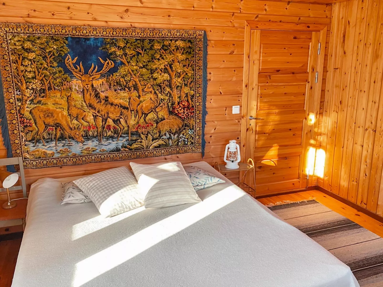 Laattajan hirsipirtti - Dedans