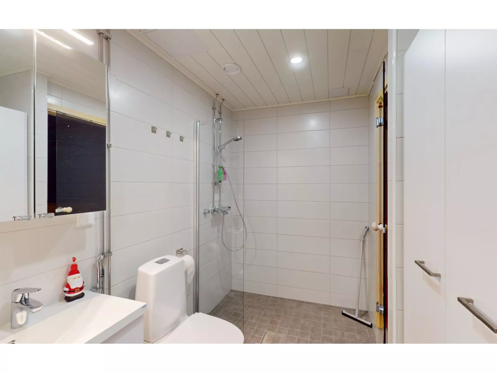 Röllimetsä d 11 - Drinnen